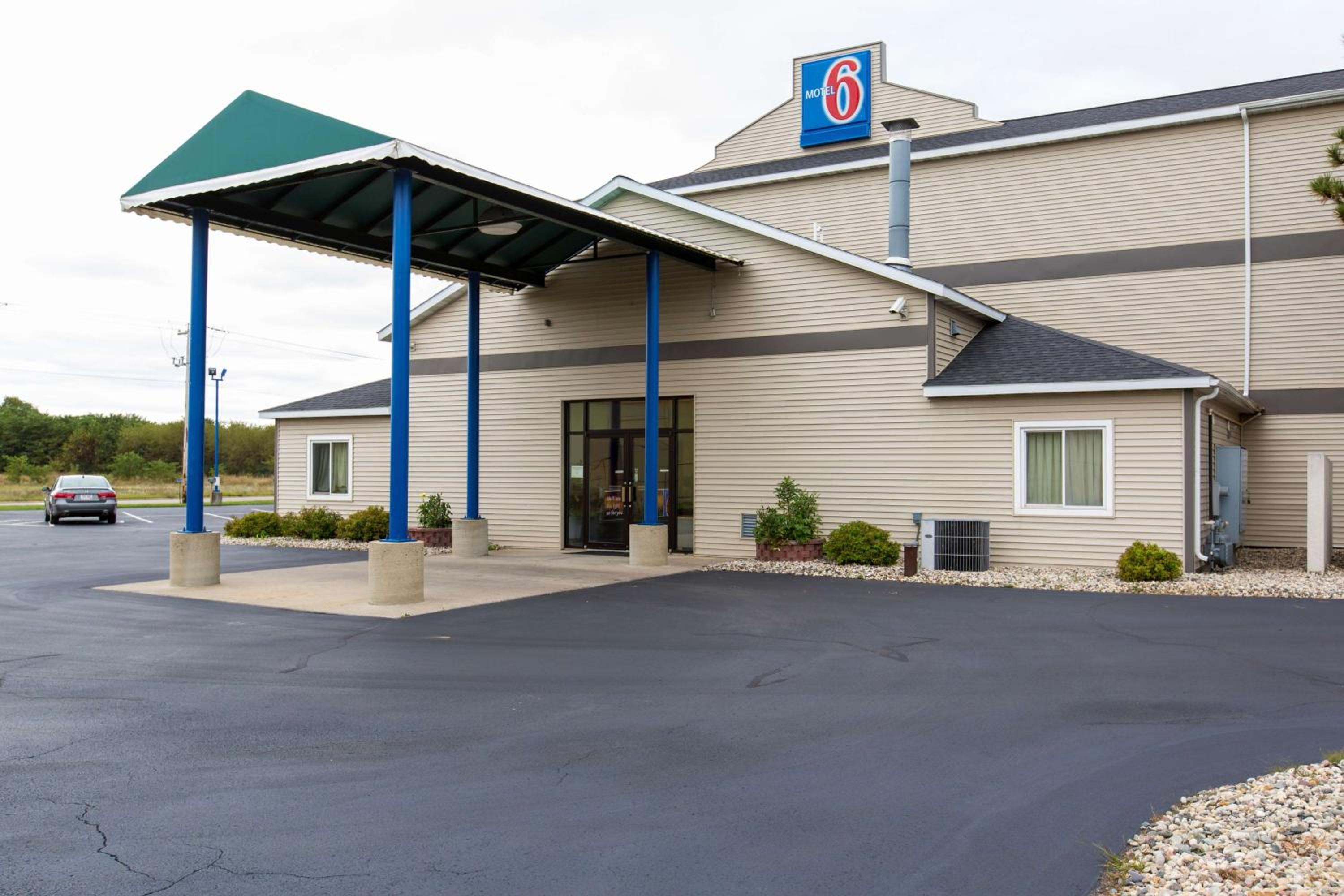 Hotel Motel 6-Baraboo, WI - Lake Delton-Wisconsin Dells - Image 1