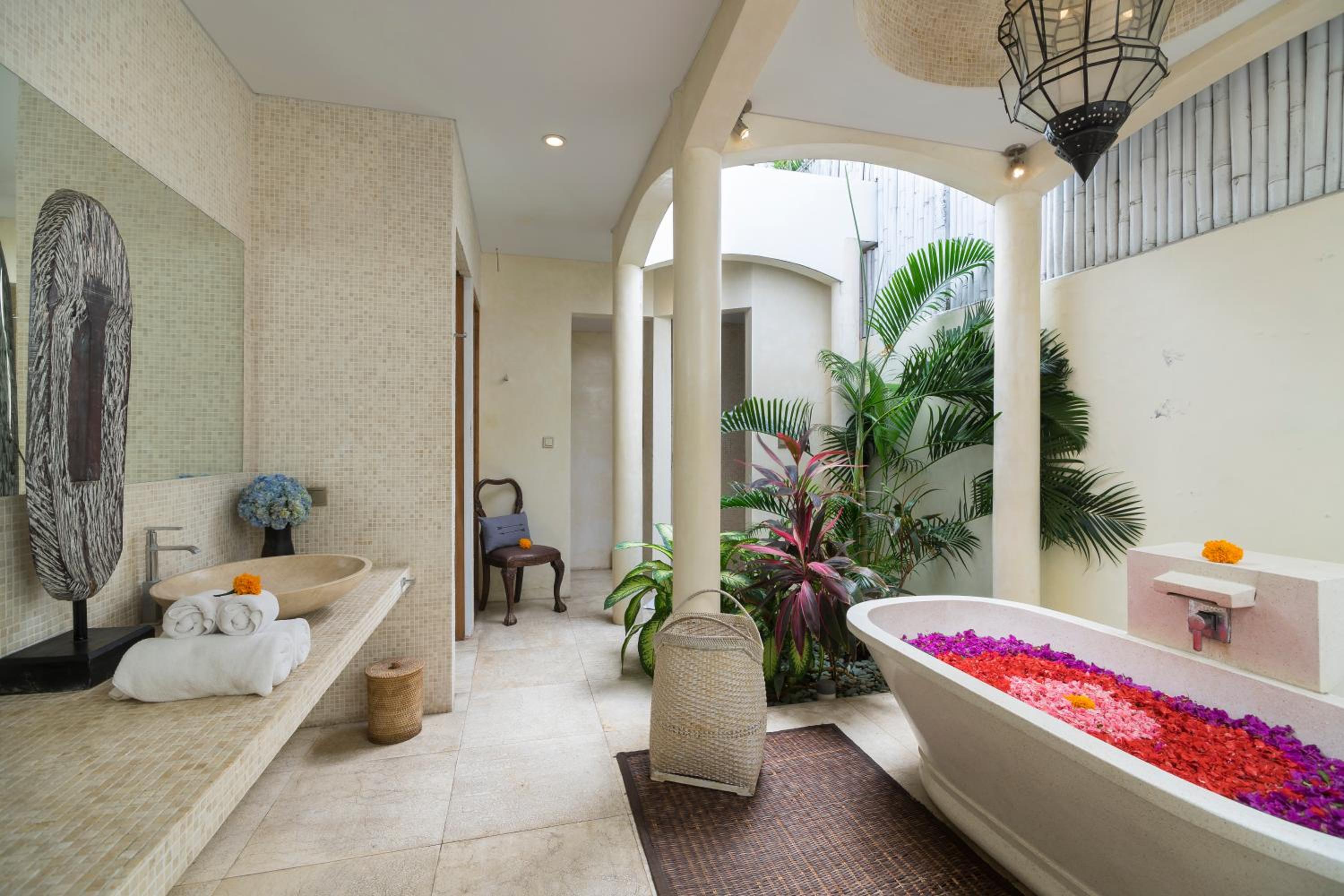 Elegant Villa Casabianca - Tropical Pool & Garden, Near Potato Head Beach Club!