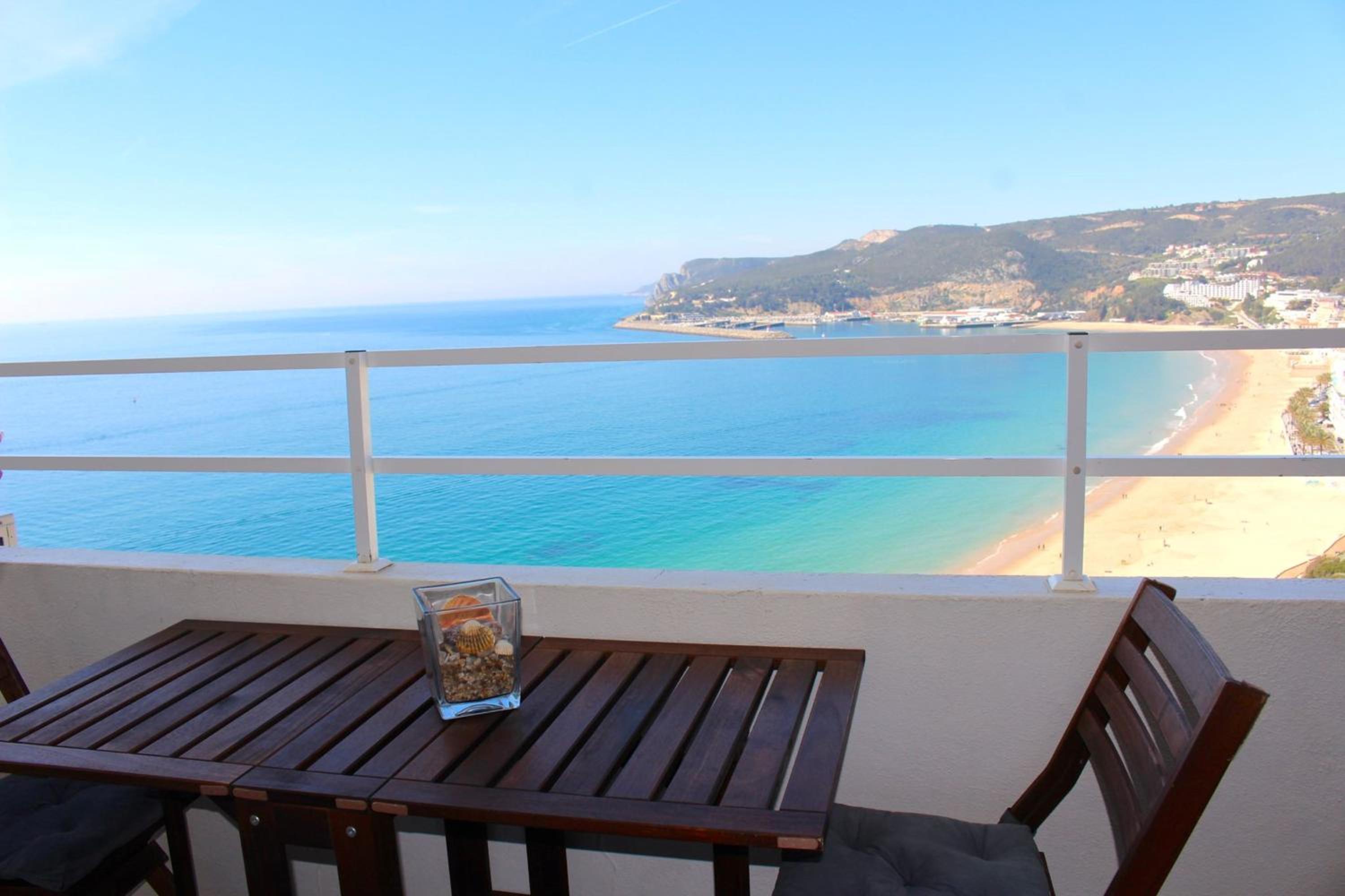 Hotel Akisol Sesimbra Beach - Image 1