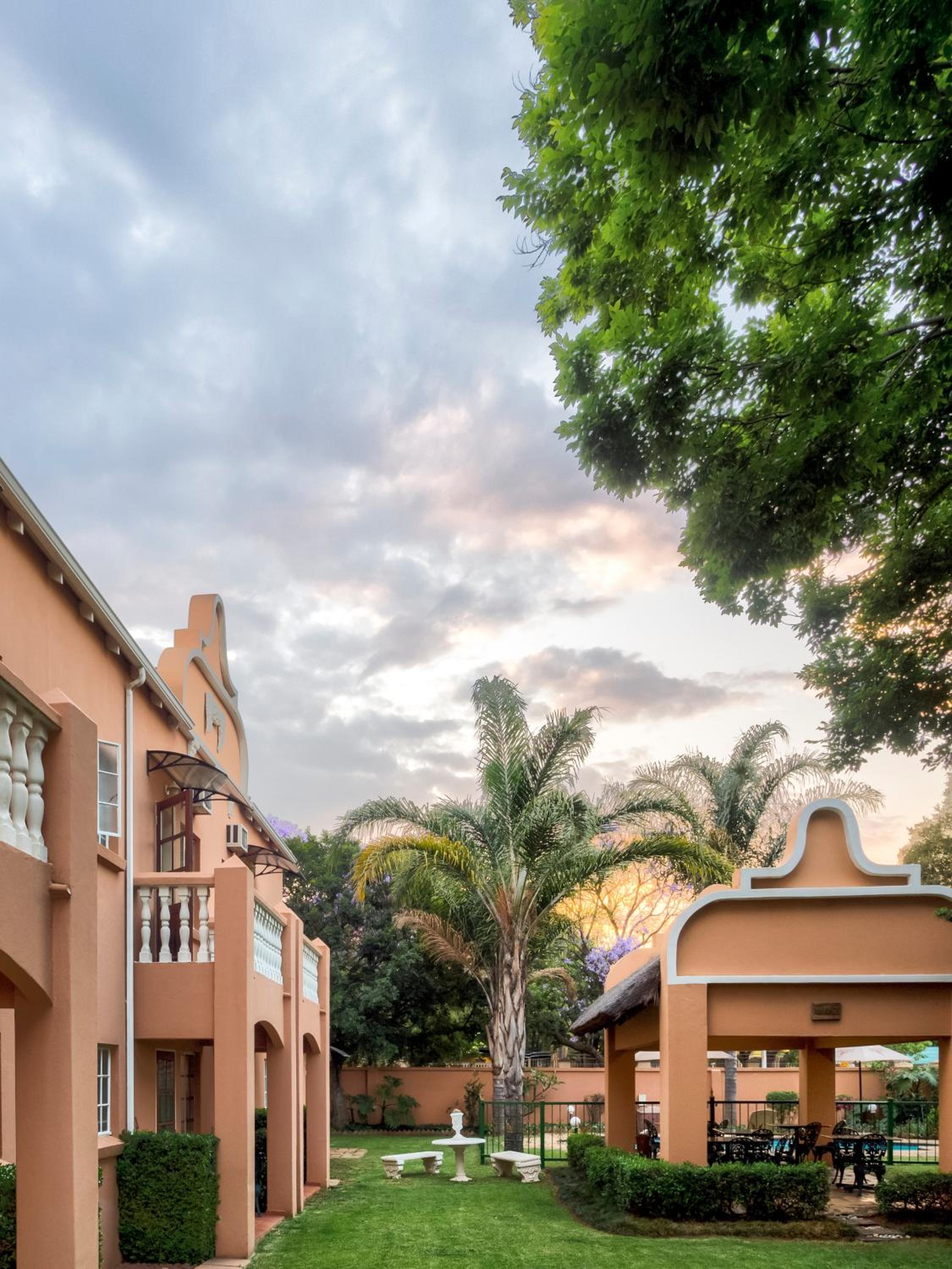 The Elegant Lodge Menlo Park view 2