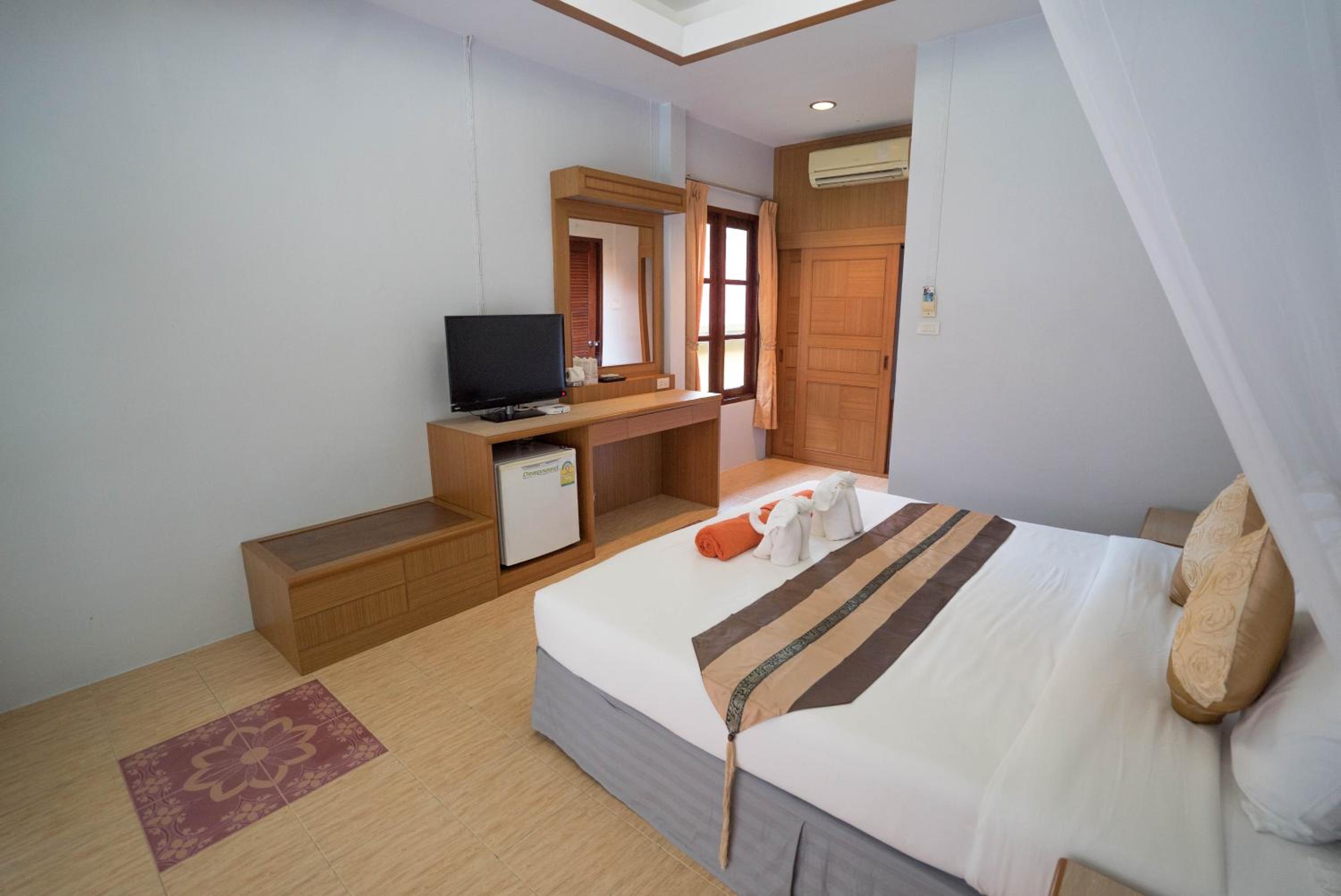 Tonsai Bay Resort