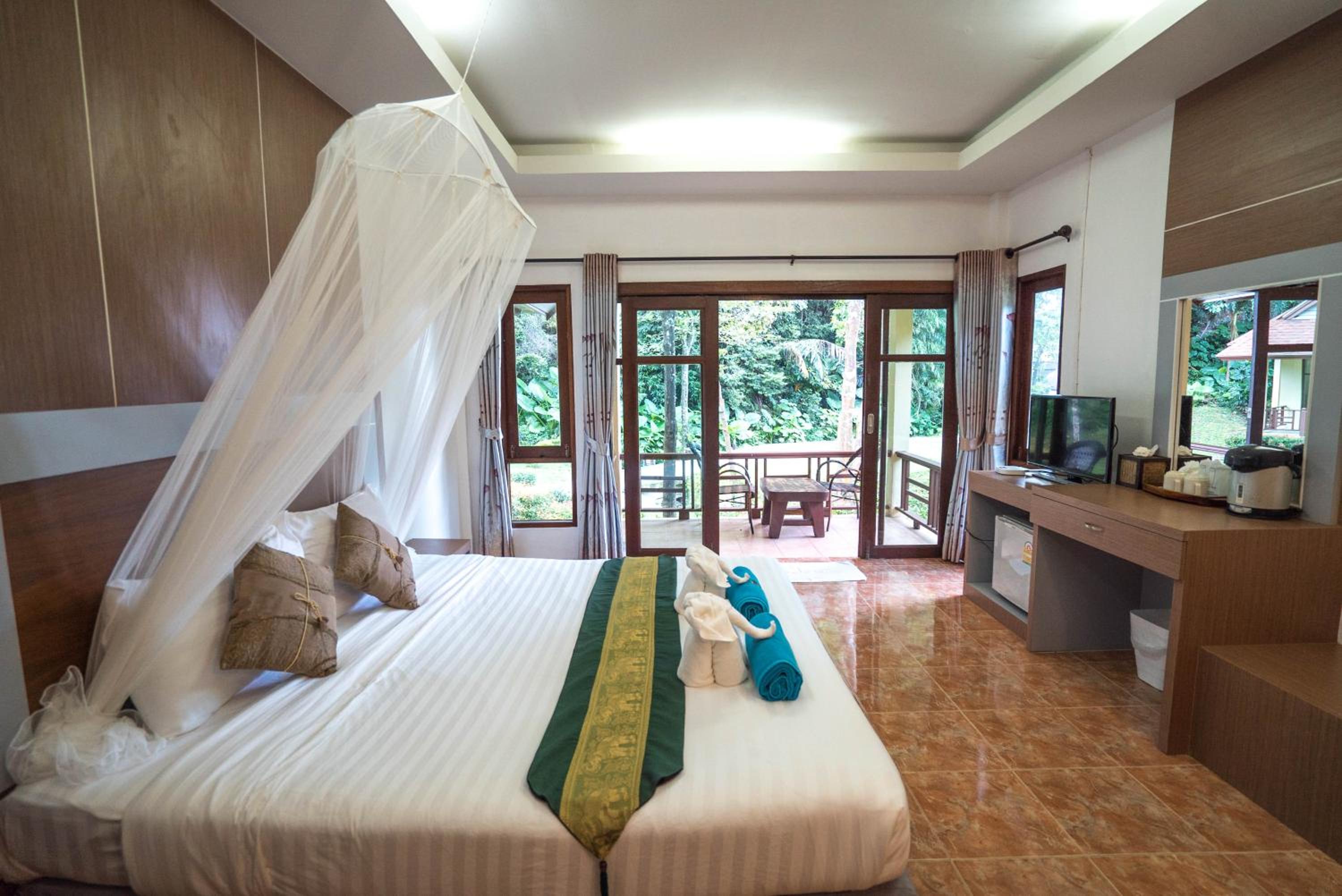 Tonsai Bay Resort