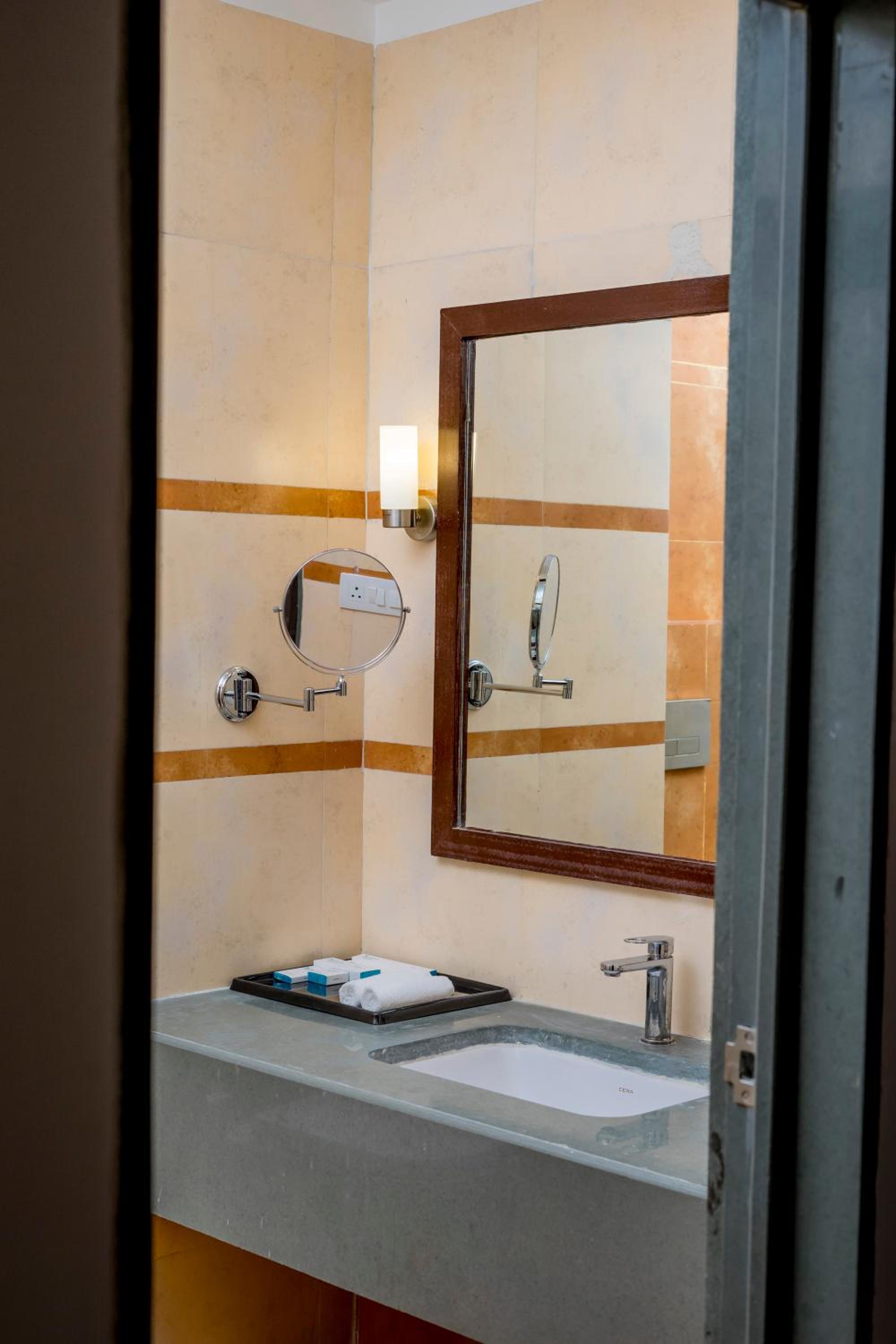 Via Lakhela Lakeview Resort & Spa