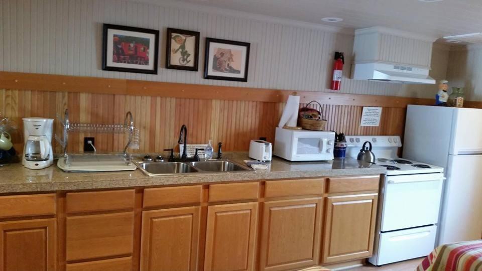 Whistling Winds Motel view 3