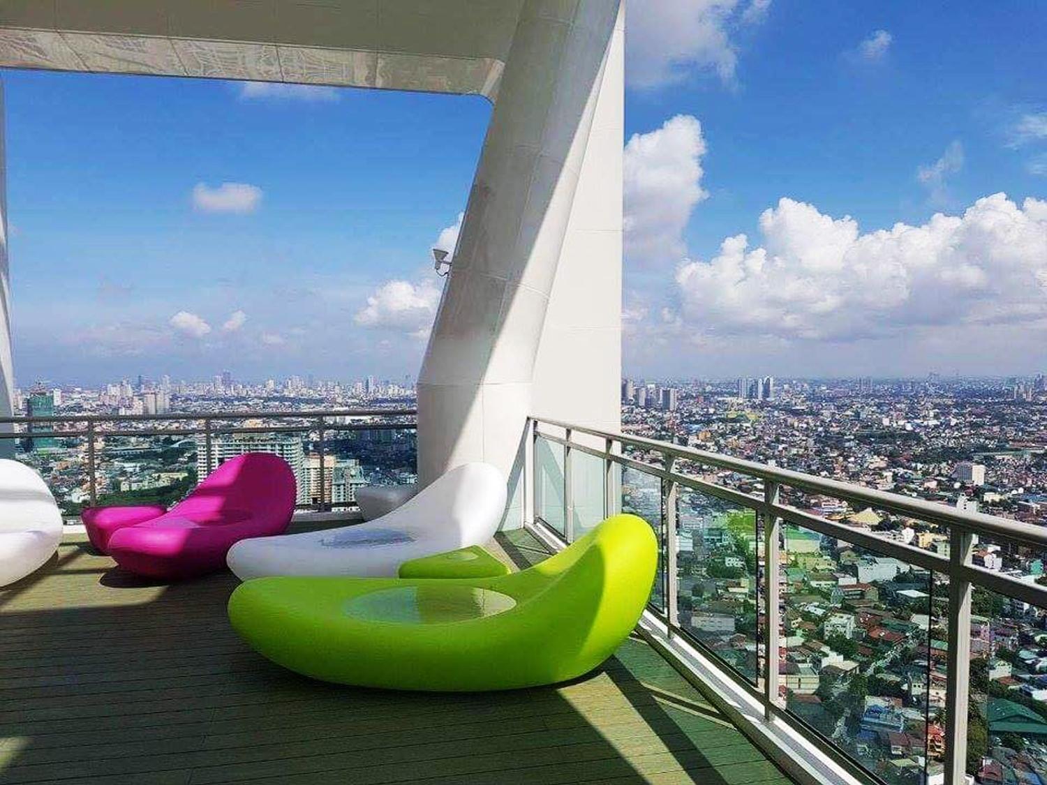 Modern Luxury Lower Penthouse Unit view 3