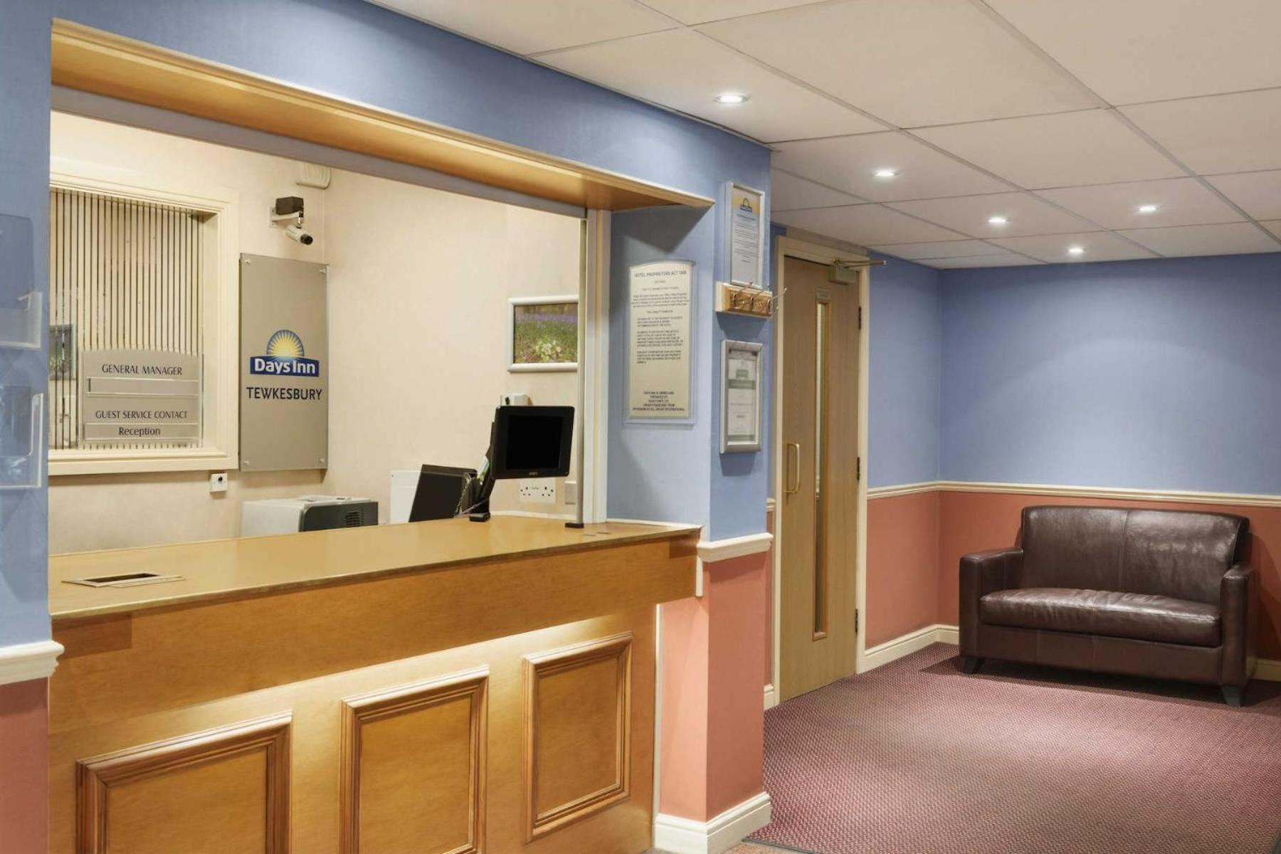 Hotel Days Inn Tewkesbury - Image 1