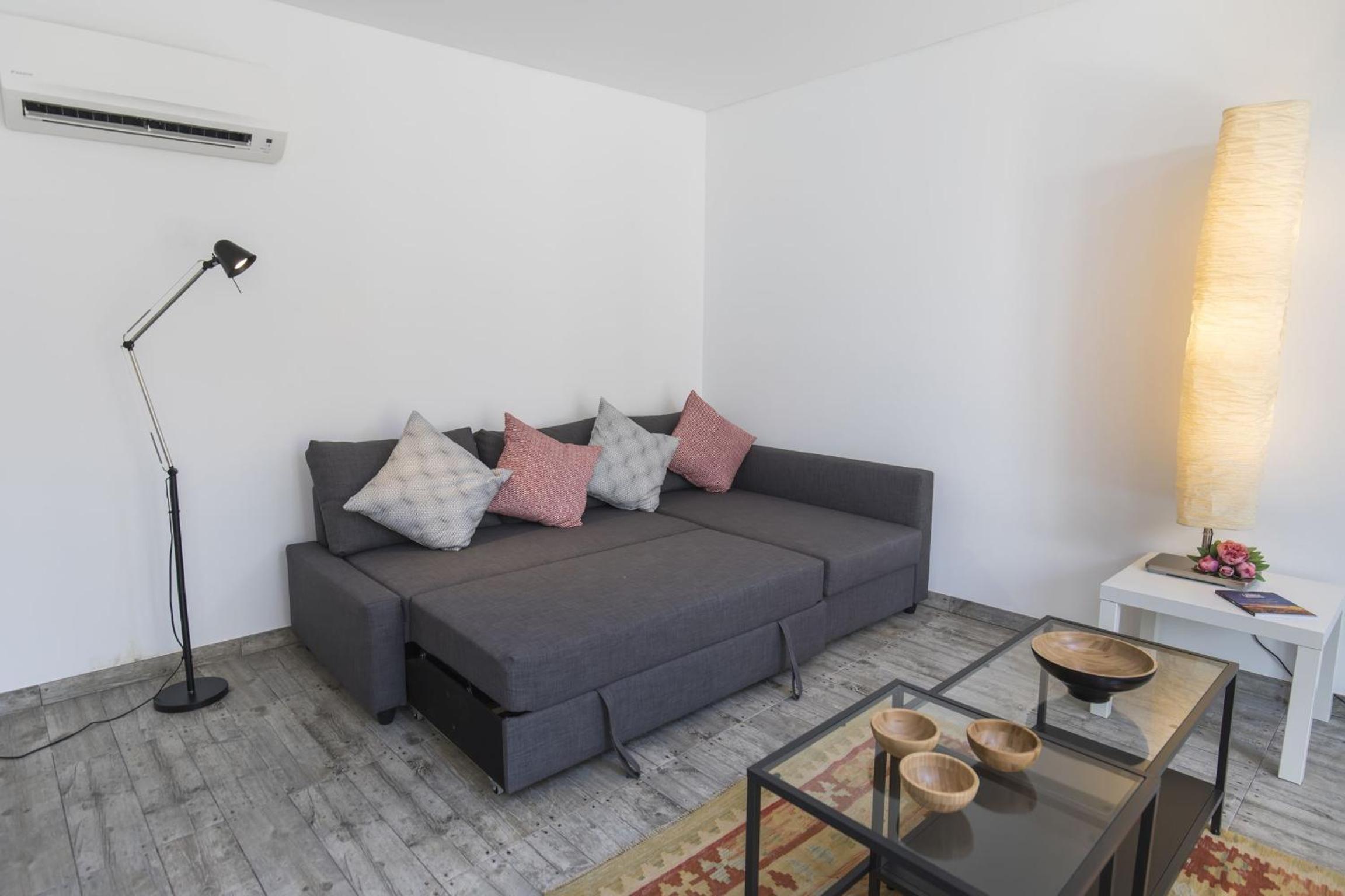 LovelyStay - Artsy Real view 5