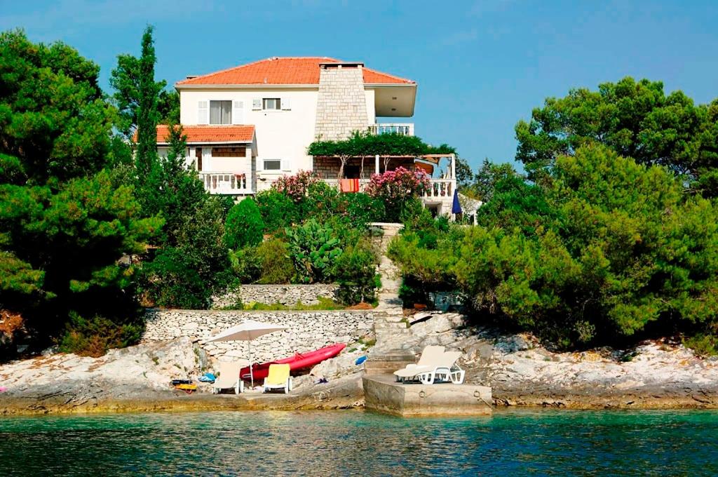 Waterfront villa with pool view 4