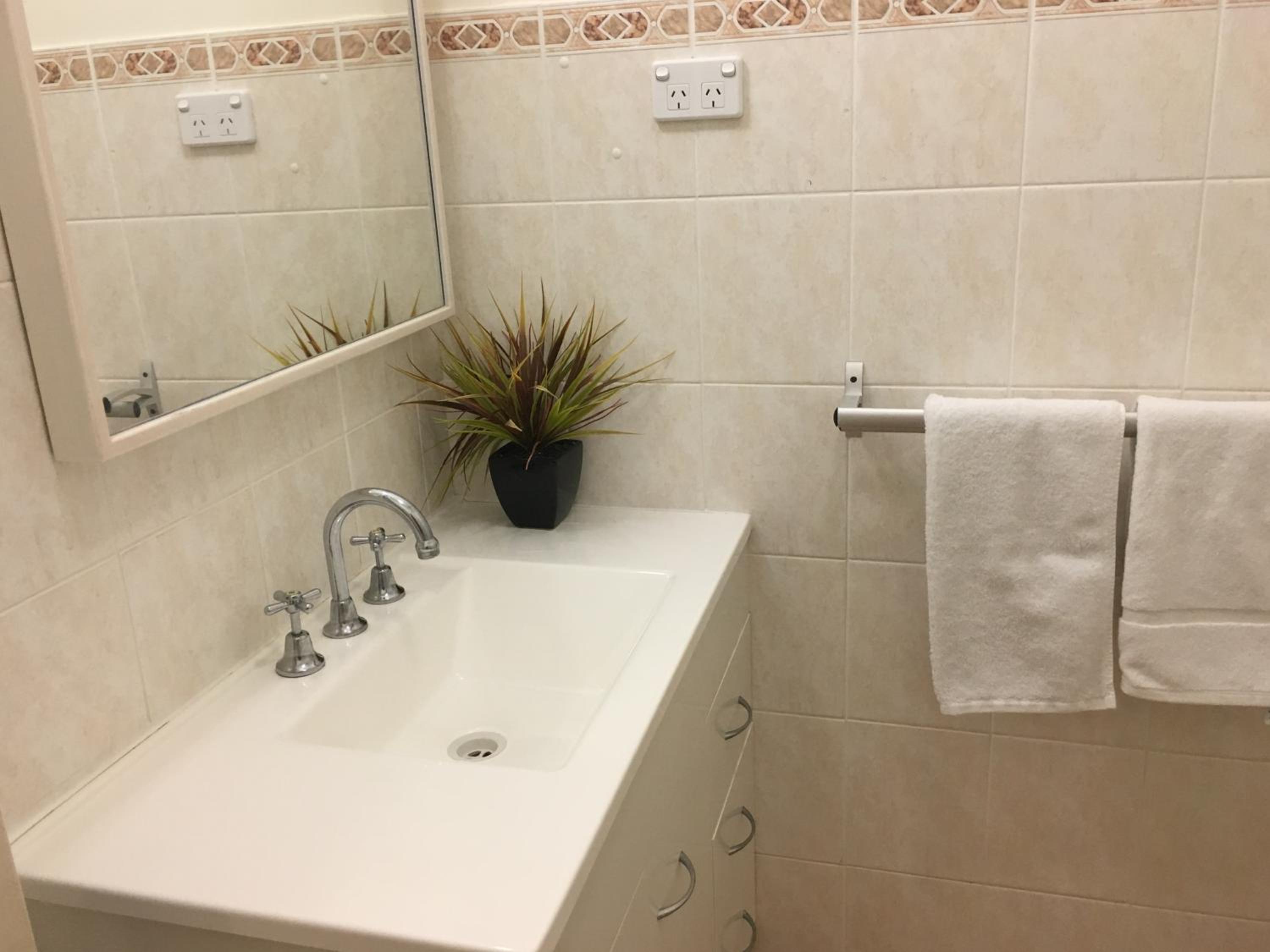 Lakeview Motor Inn