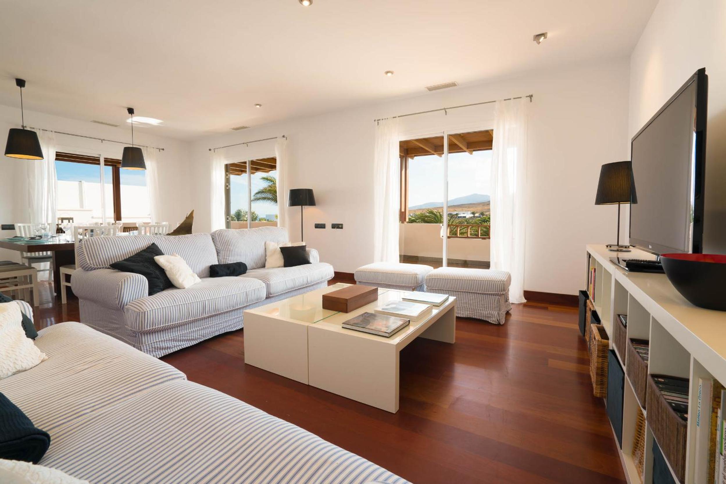Villa Dedalos - Spacious luxury Villa with heated pool in Puerto Calero view 4