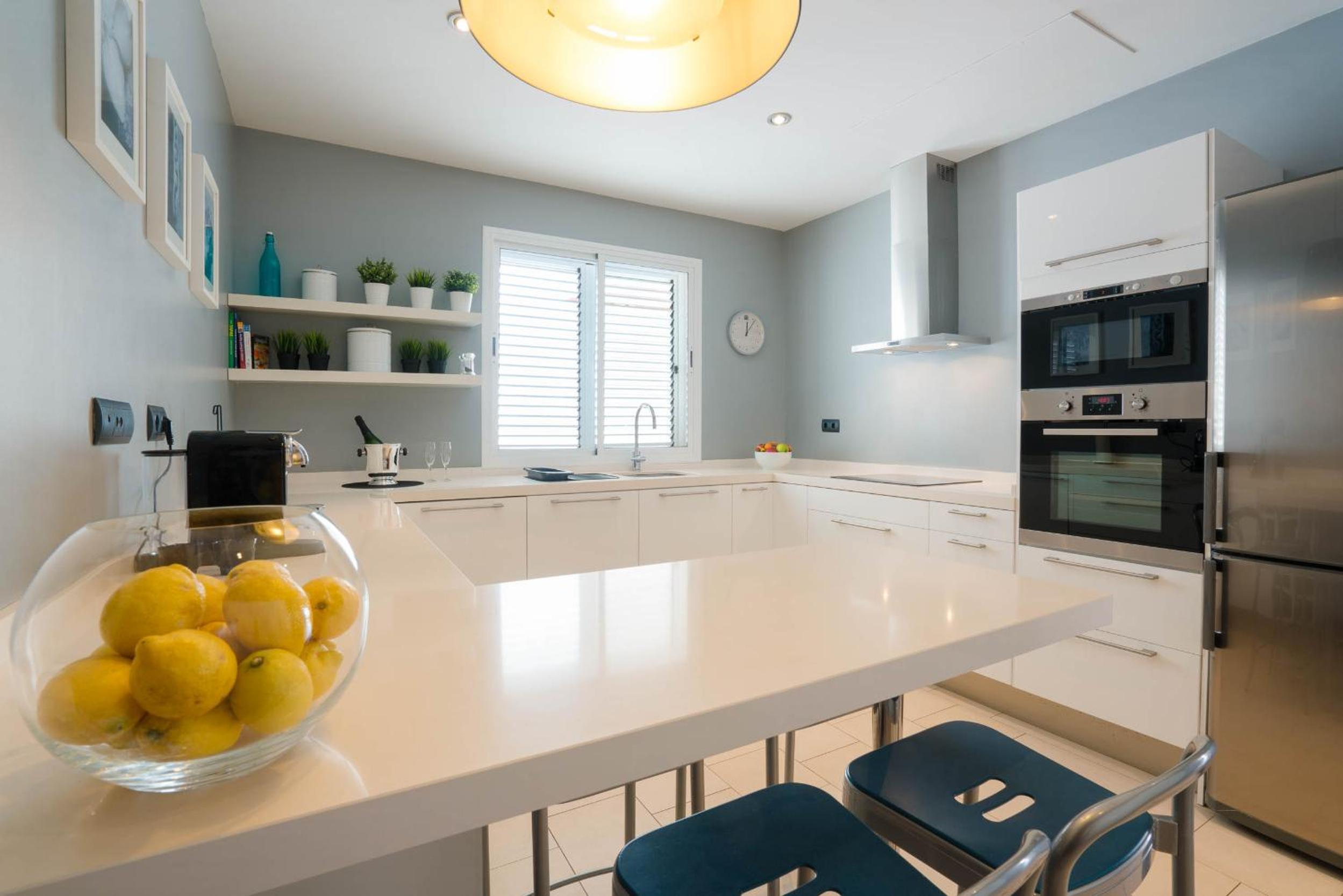 Villa Dedalos - Spacious luxury Villa with heated pool in Puerto Calero view 5