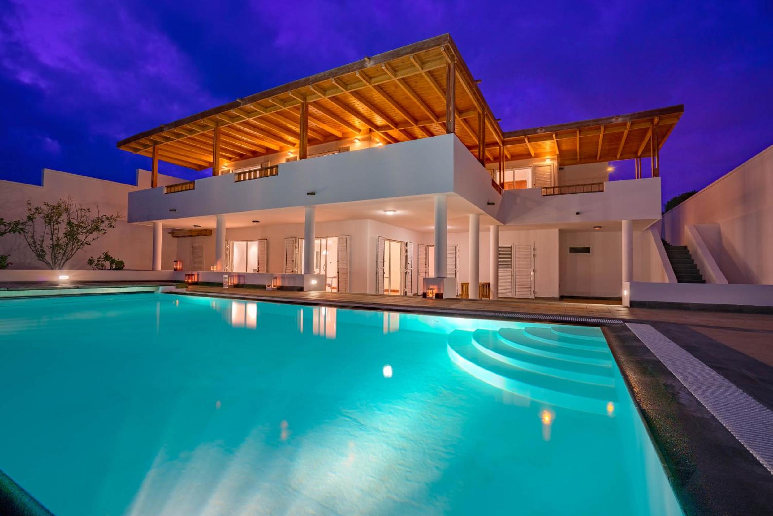 Villa Dedalos - Spacious luxury Villa with heated pool in Puerto Calero view 3
