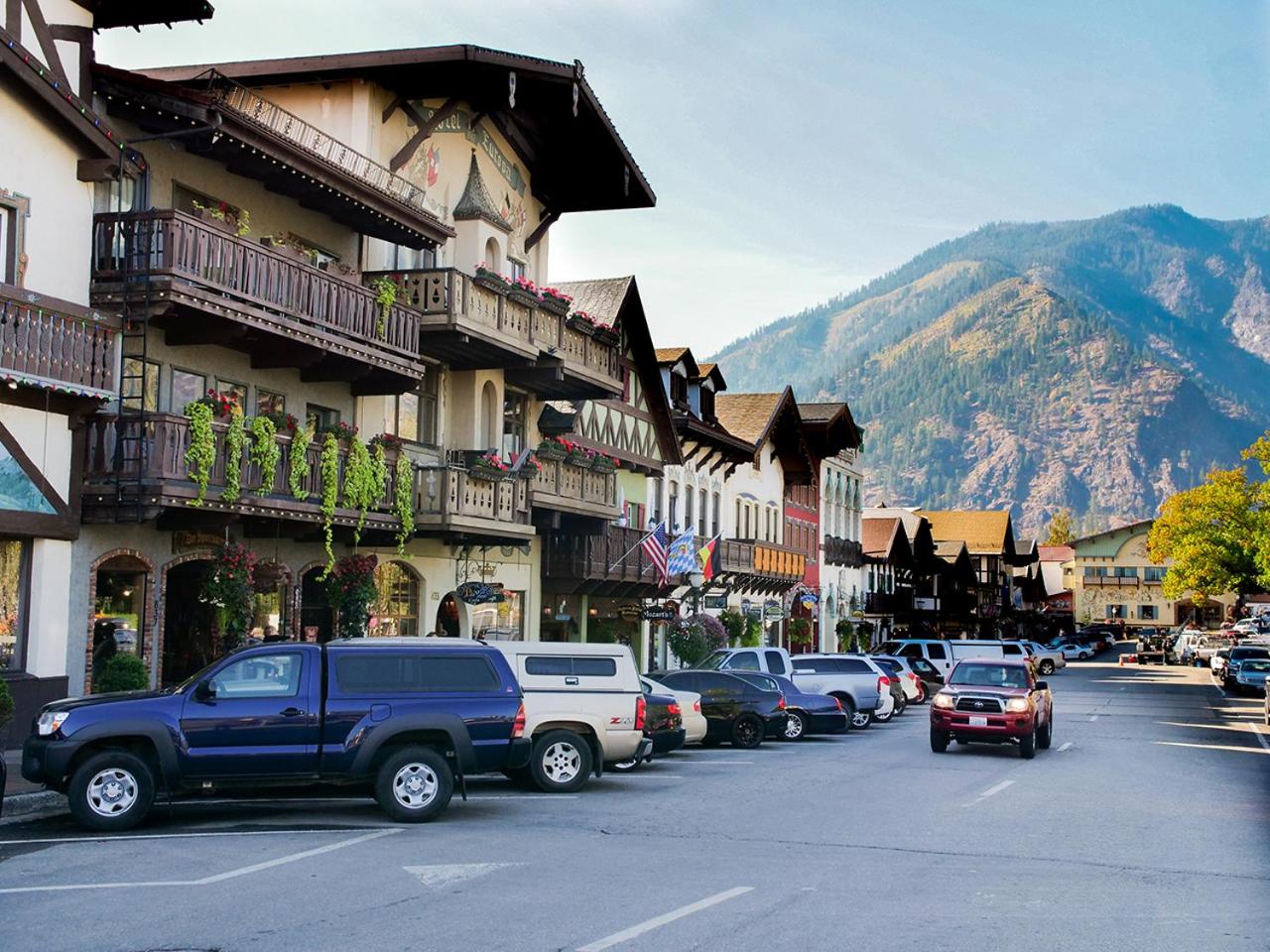 LOGE Leavenworth Riverside