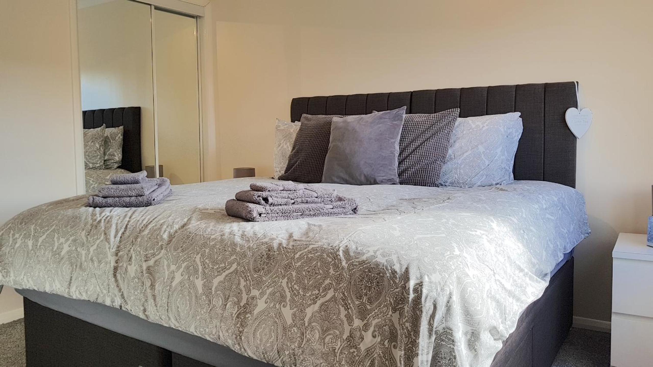 amazing apartments - Annandale St near The Playhouse - Free Parking view 4