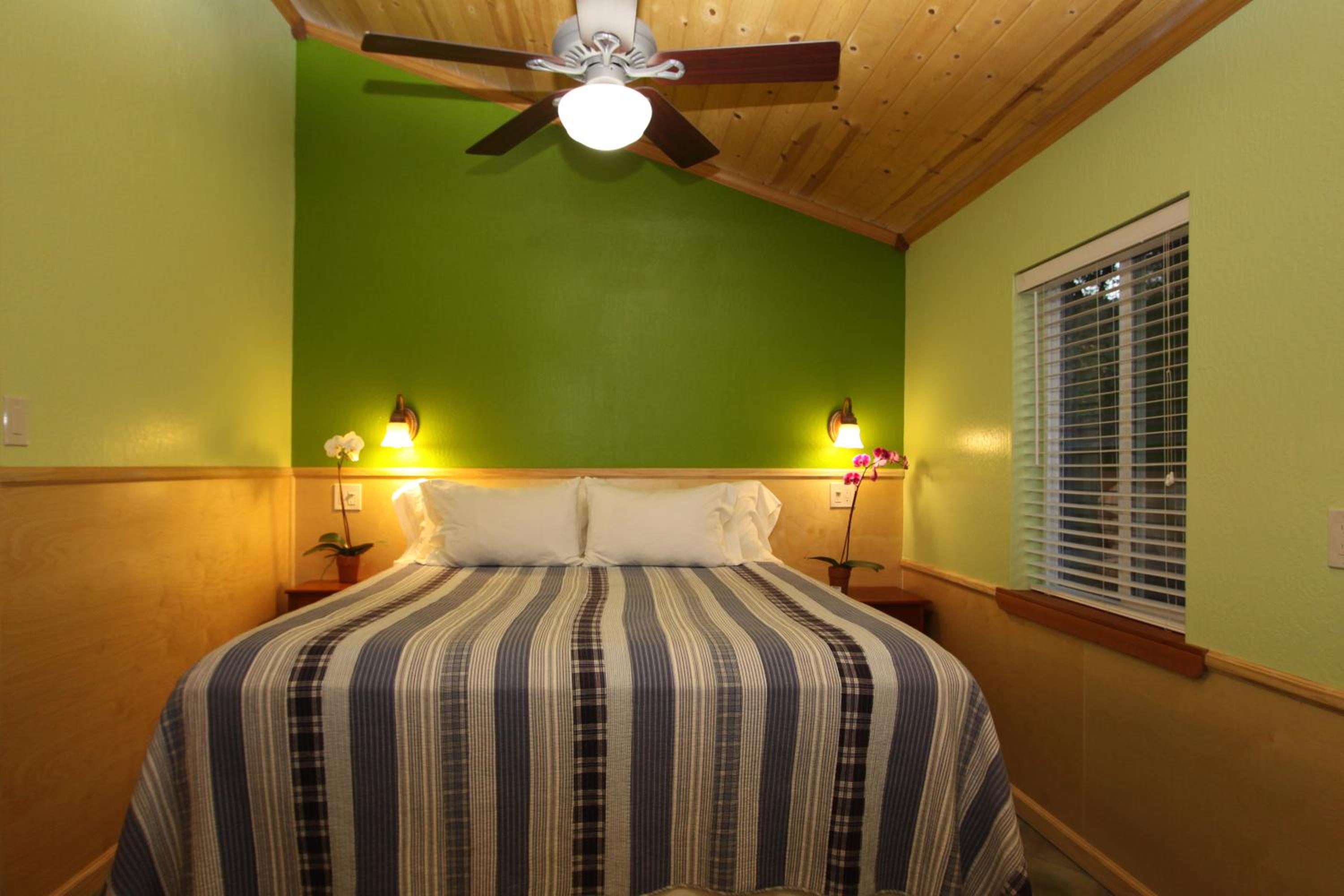 The Woods Hotel - Gay LGBTQ Cabins