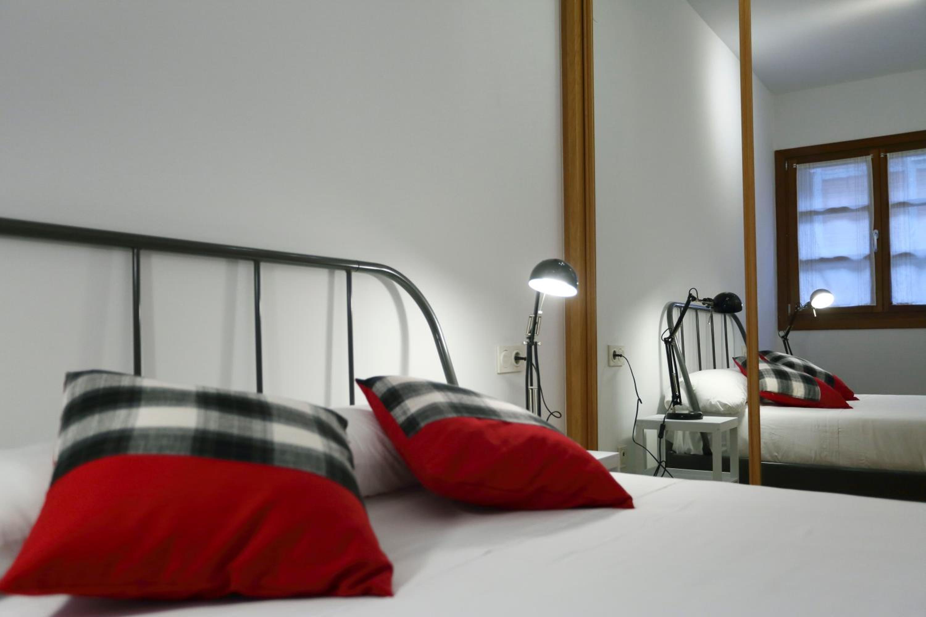 Tolosa by Smiling Rentals view 3