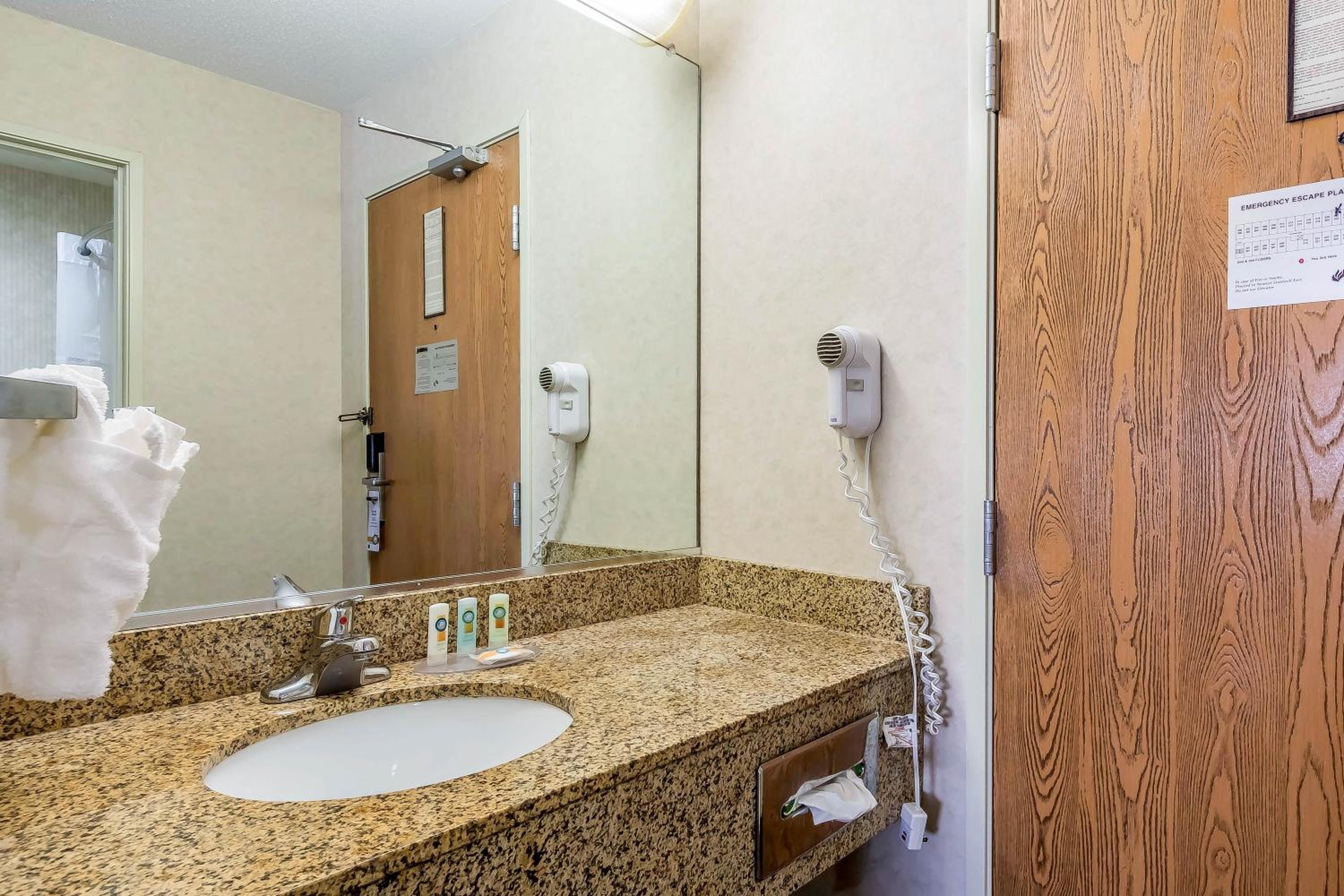 Emporia Vacations - Comfort Inn  Suites - Property Image 9