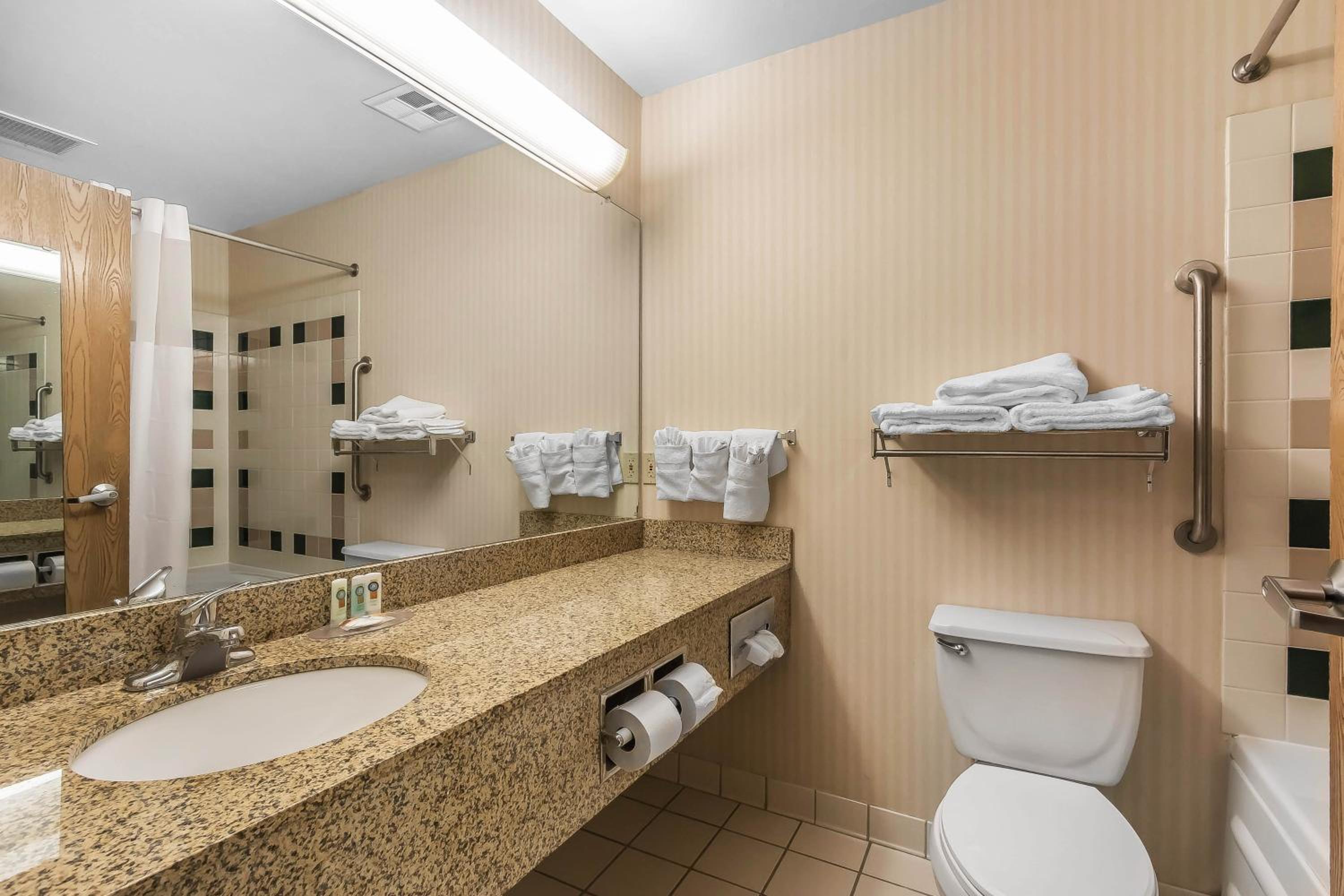Emporia Vacations - Comfort Inn  Suites - Property Image 19