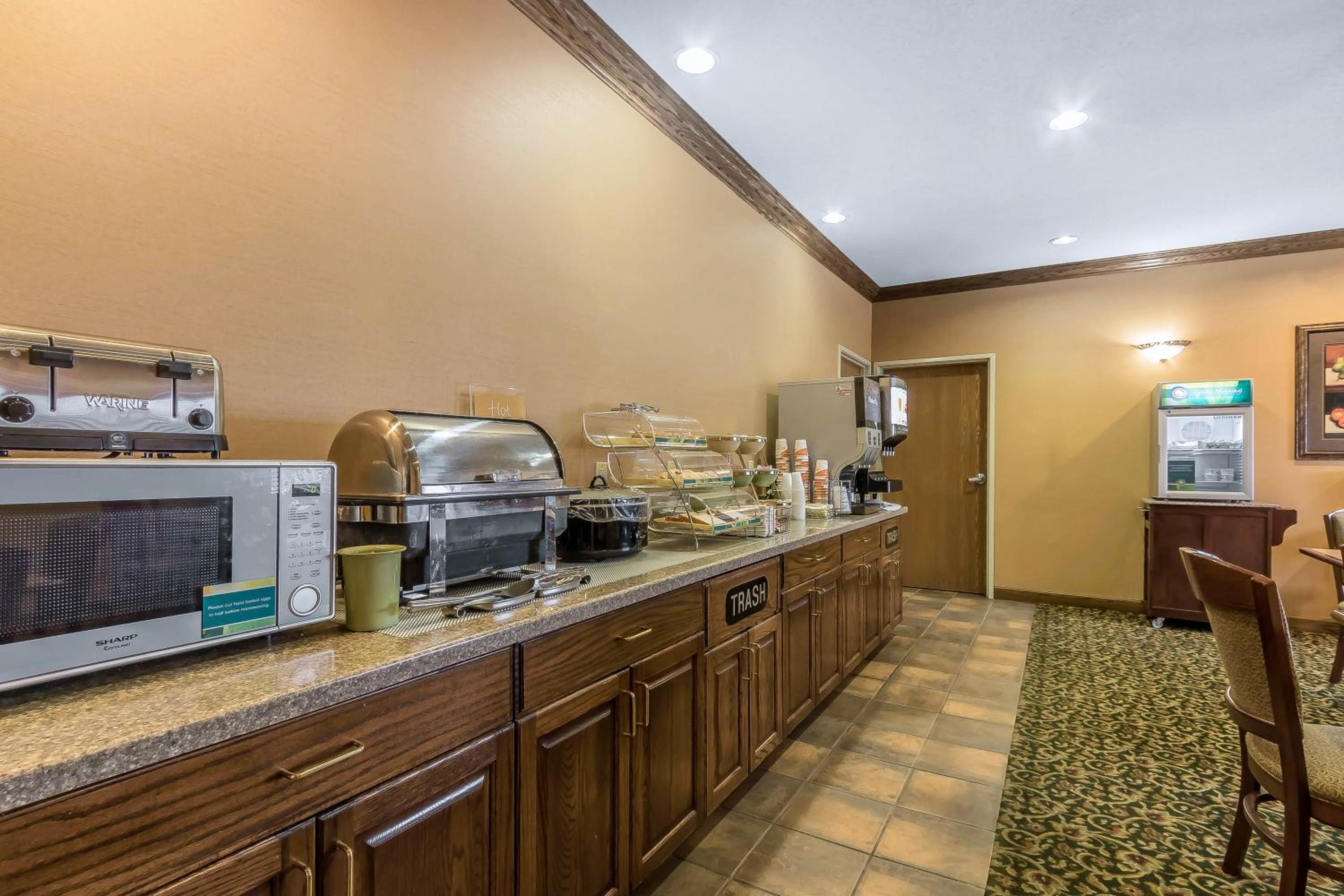 Emporia Vacations - Comfort Inn  Suites - Property Image 20