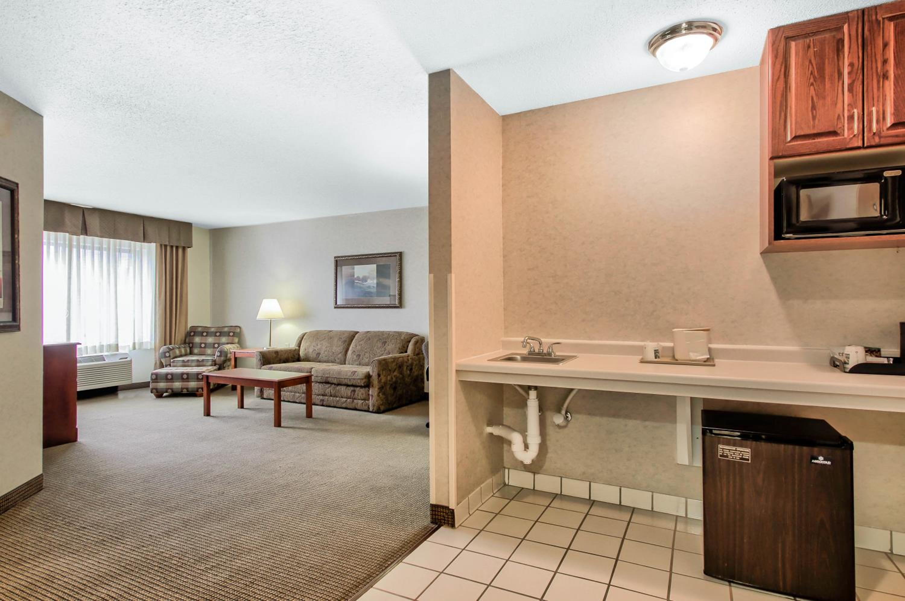 Emporia Vacations - Comfort Inn  Suites - Property Image 53
