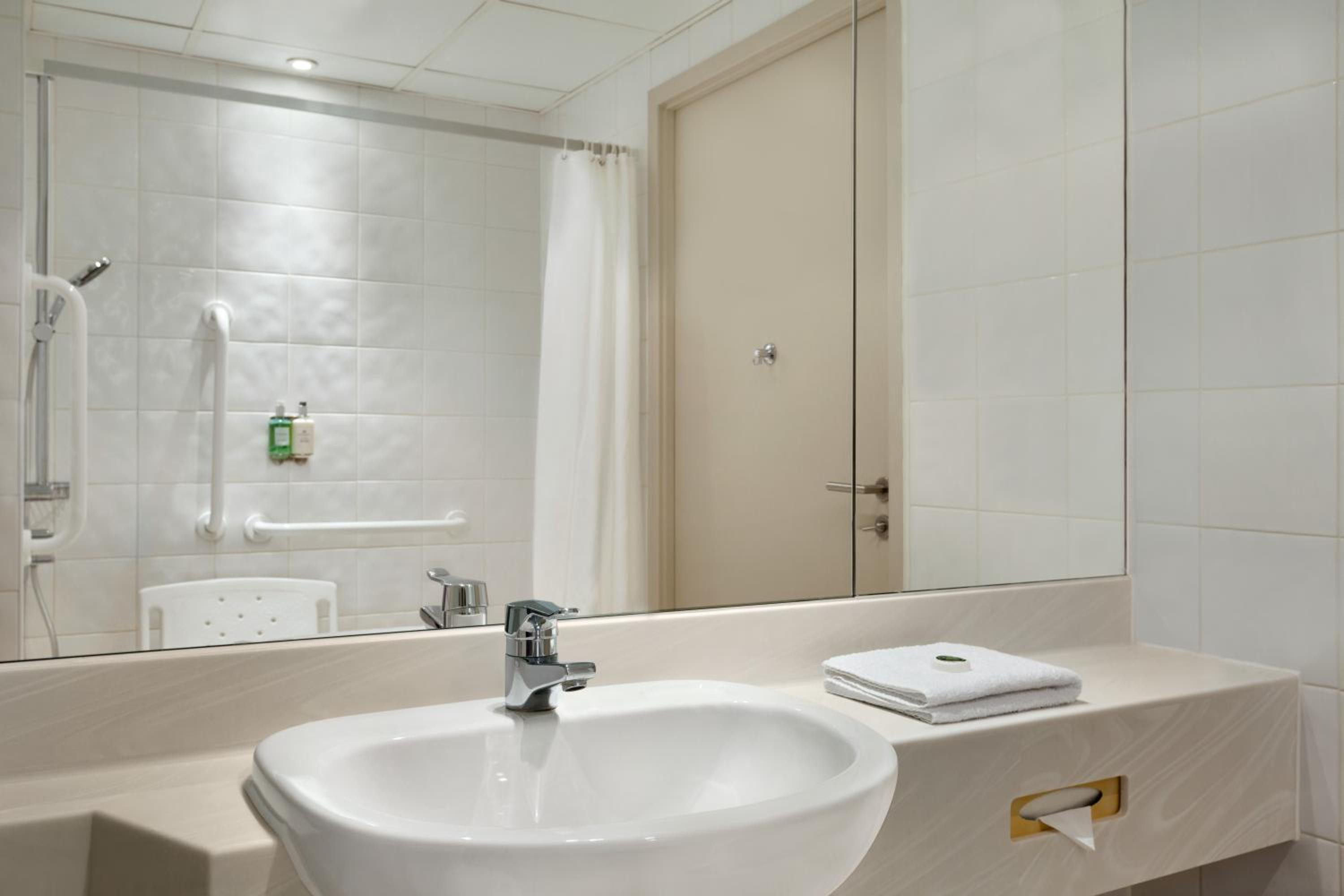 Coventry Vacations - Ramada Hotel  Suites by Wyndham Coventry - Property Image 39