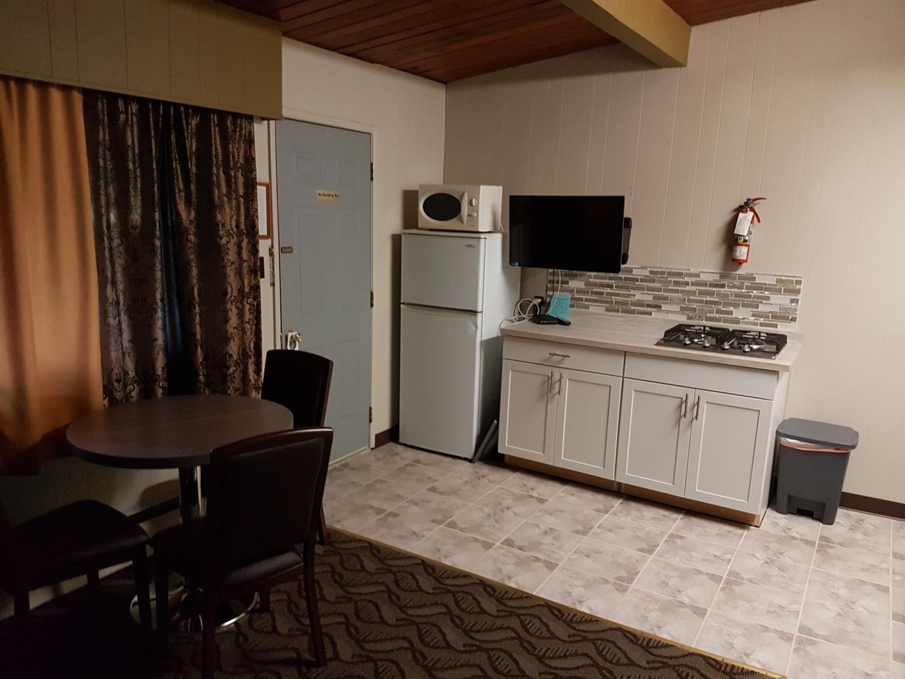 Holiday Motel & RV Resort