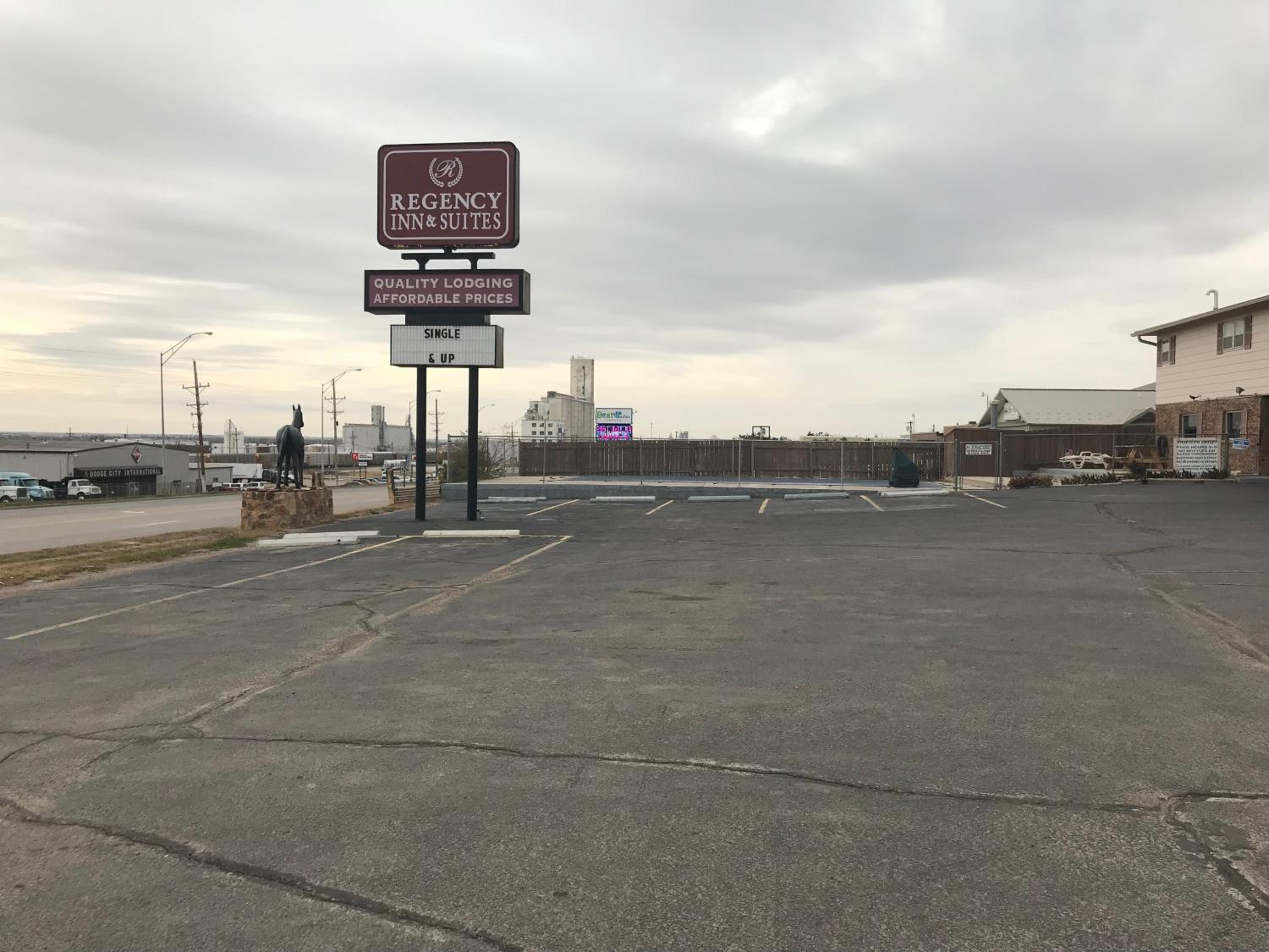 Dodge City Vacations - Regency Inn - Property Image 9