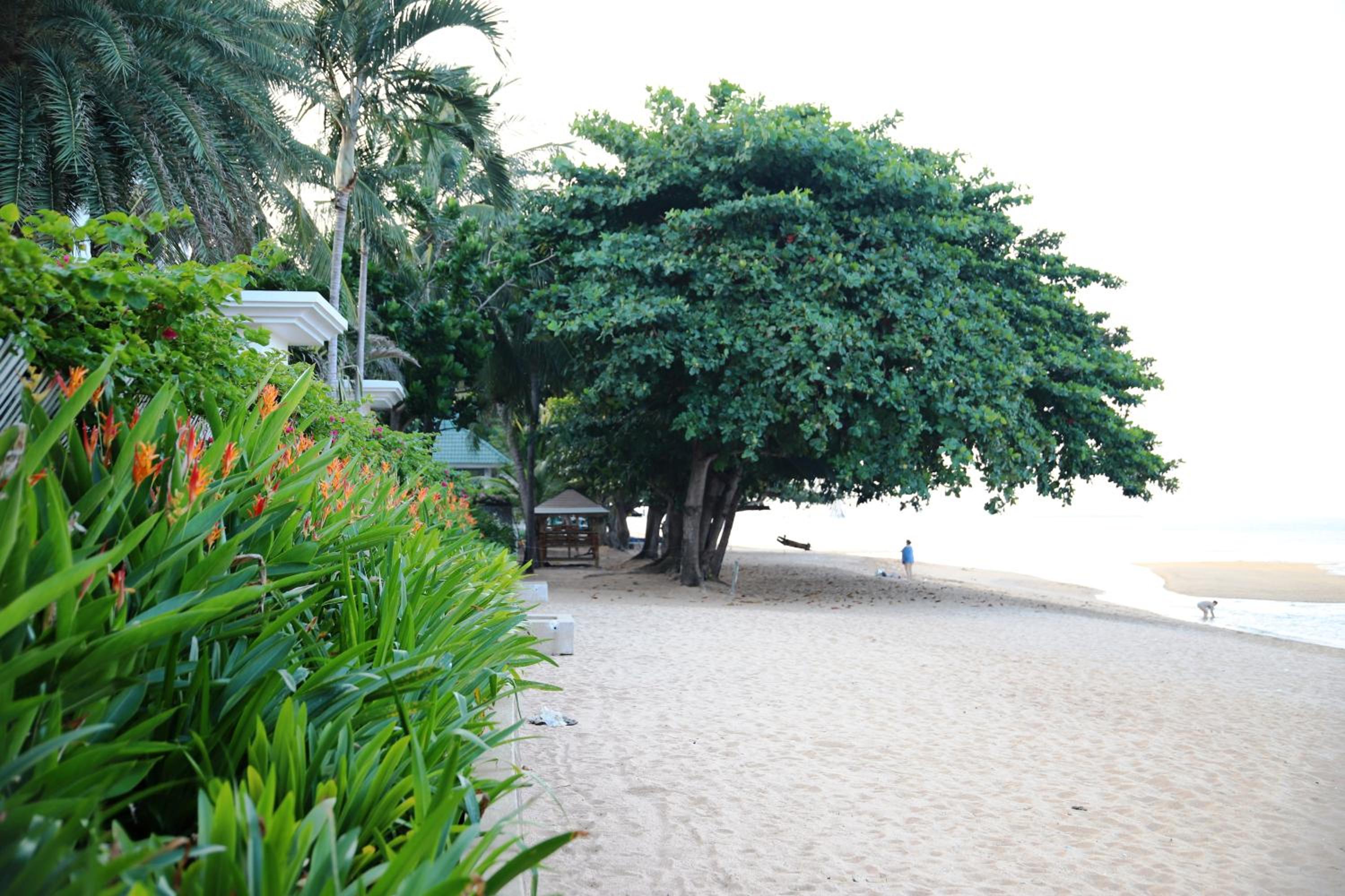 Baan Dhewaran Beachfront Villa