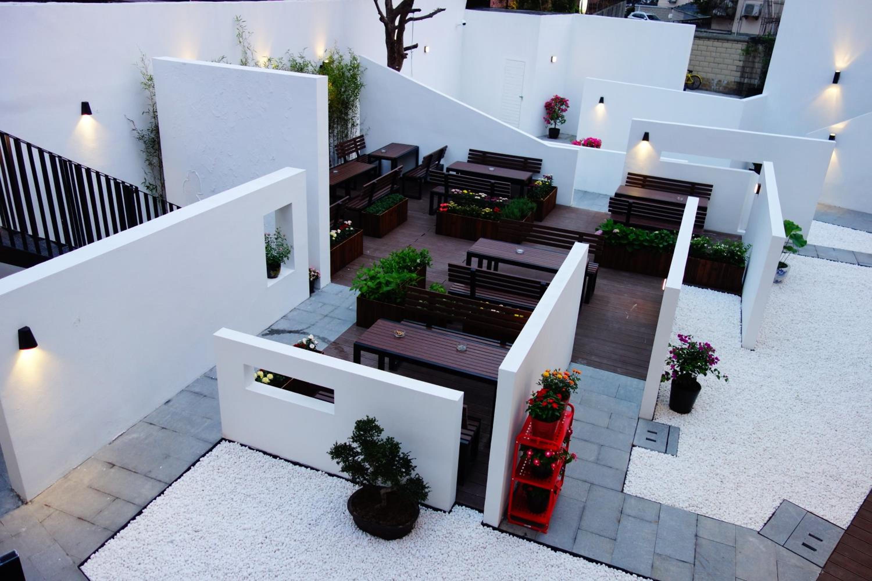 Hidden Garden Youth Hostel -Oriental Pearl &Lujiazui -Garden Social Area -Bar -Café -Free Laundry Luggage Storage -24H Front Desk -English Service