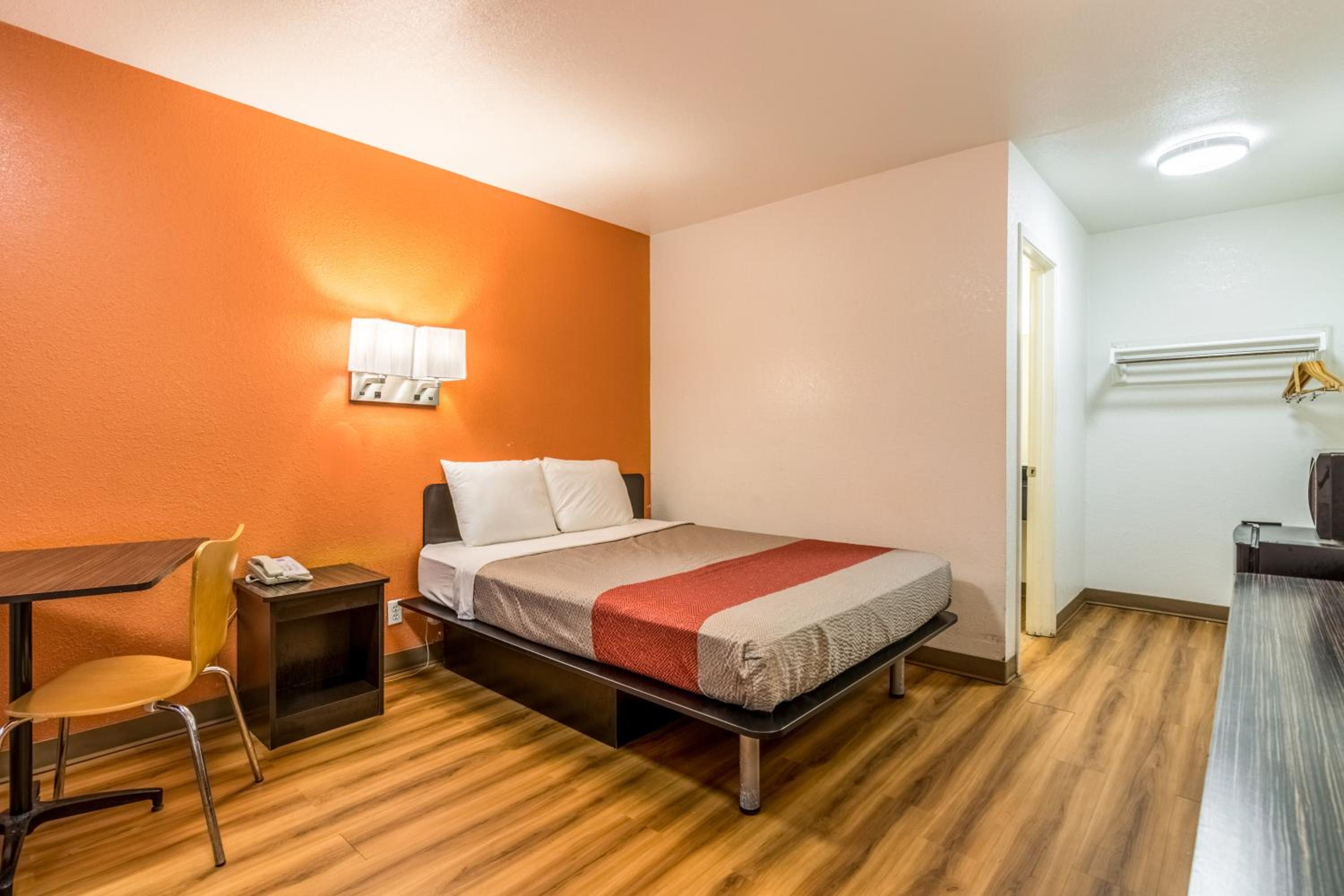 Motel 6-Lumberton, NC