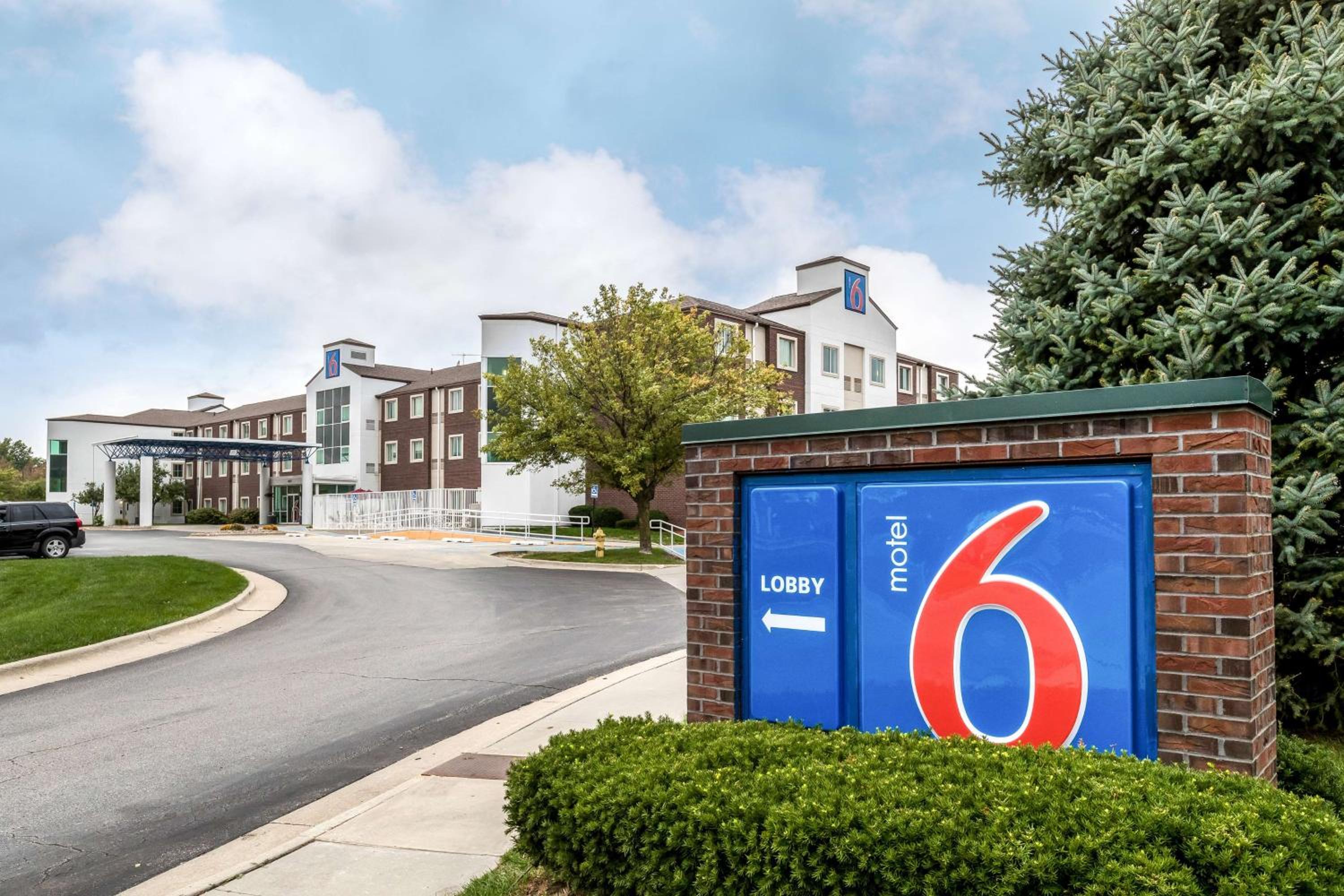 Des Moines Vacations - Motel 6-West Des Moines, IA - Property Image 1