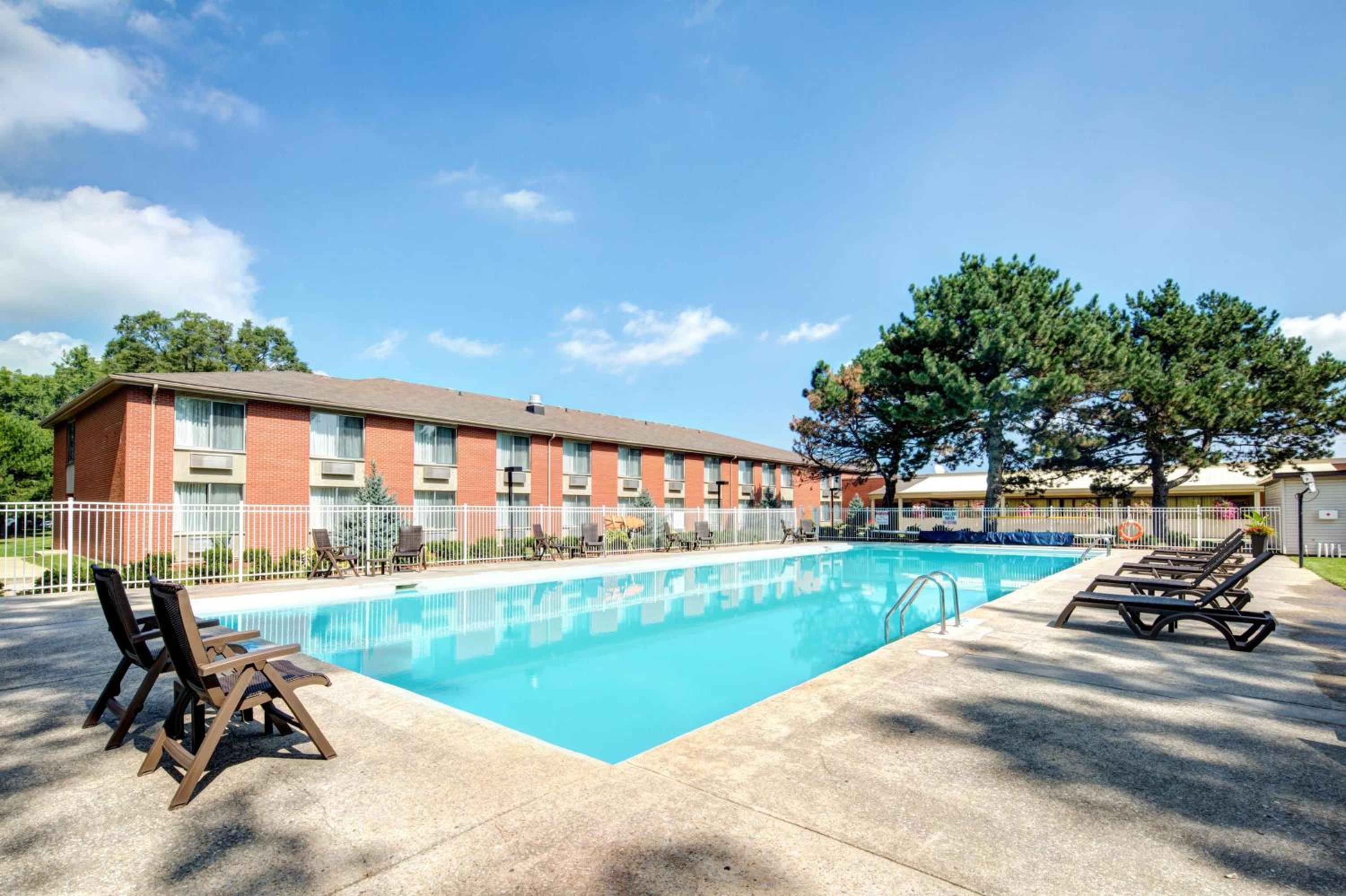 Sarnia Vacations - Best Western Plus Guildwood Inn - Property Image 4
