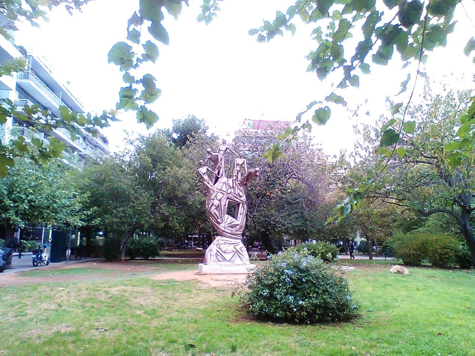 Tranquil Central Apt, behind Athens Caravel Area