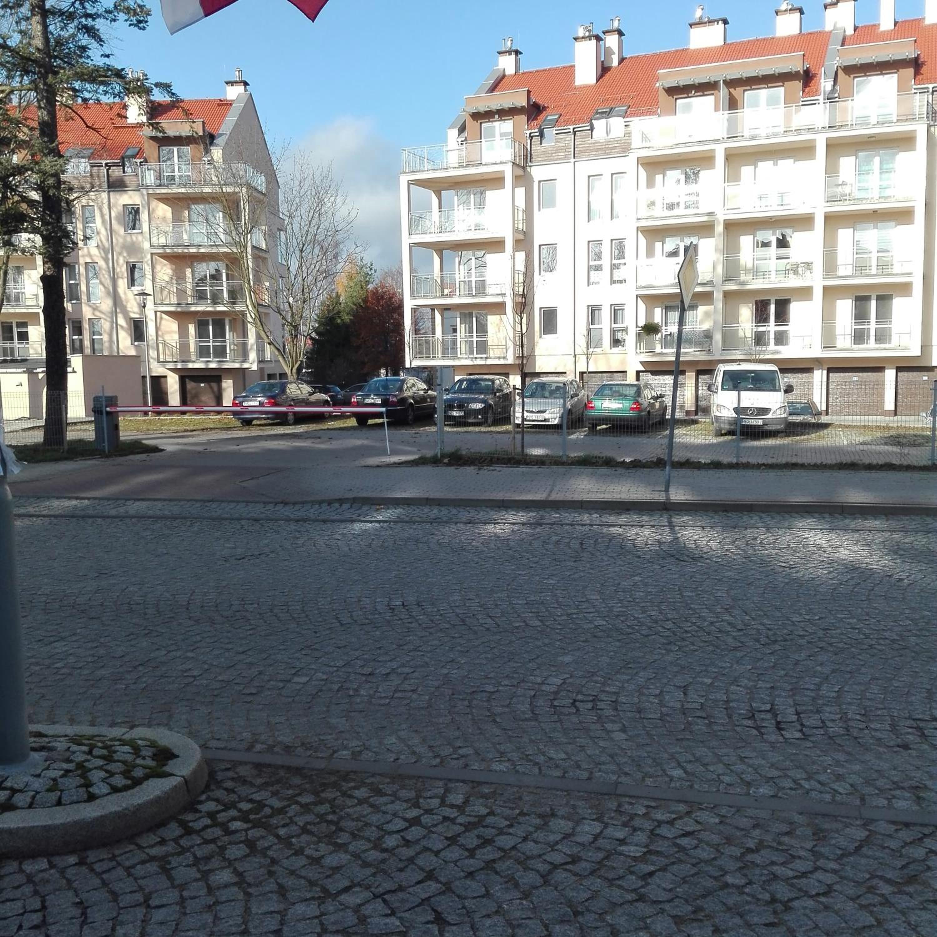 Przystań parking ogródek blisko jeziora i mariny dla jachtów
