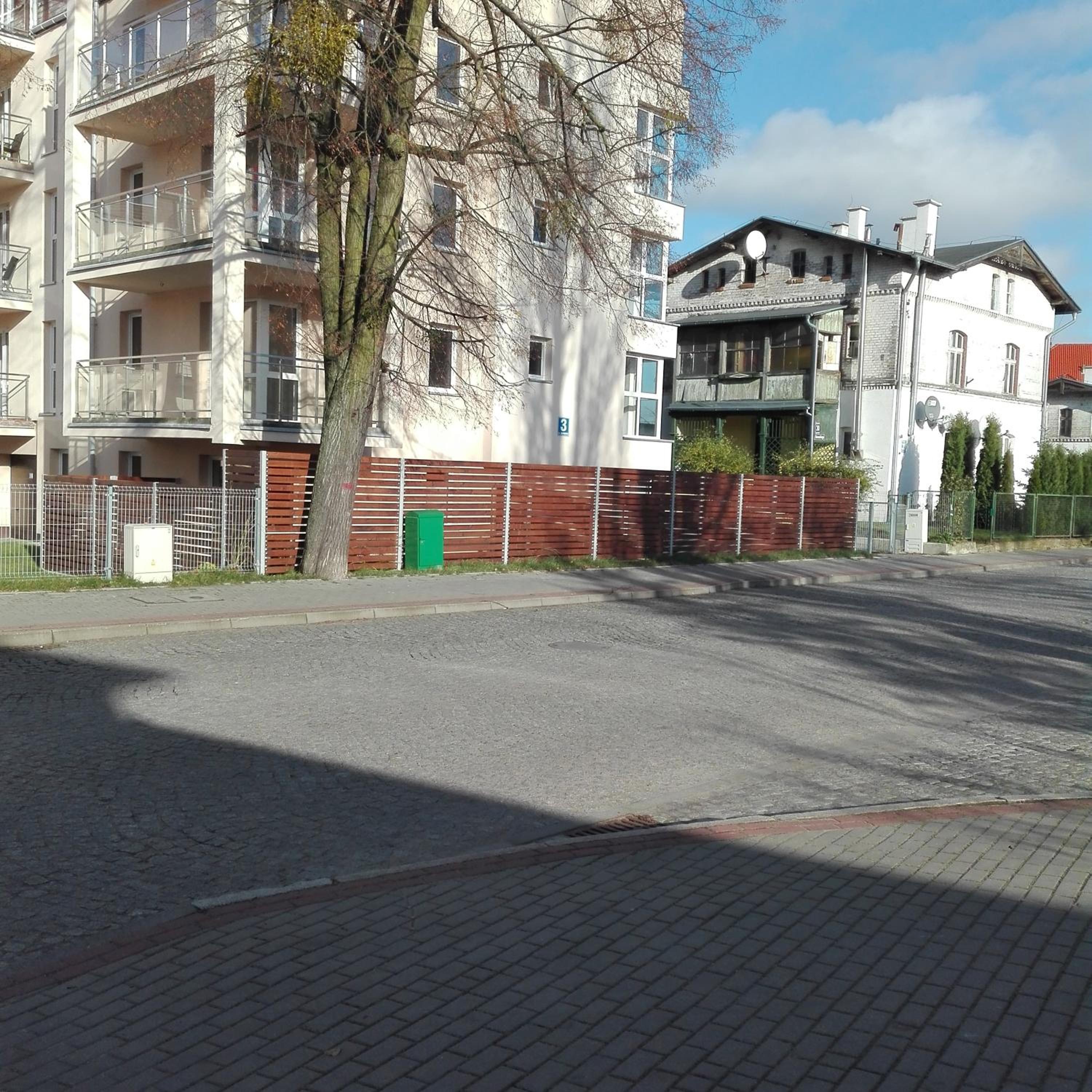 Przystań parking ogródek blisko jeziora i mariny dla jachtów