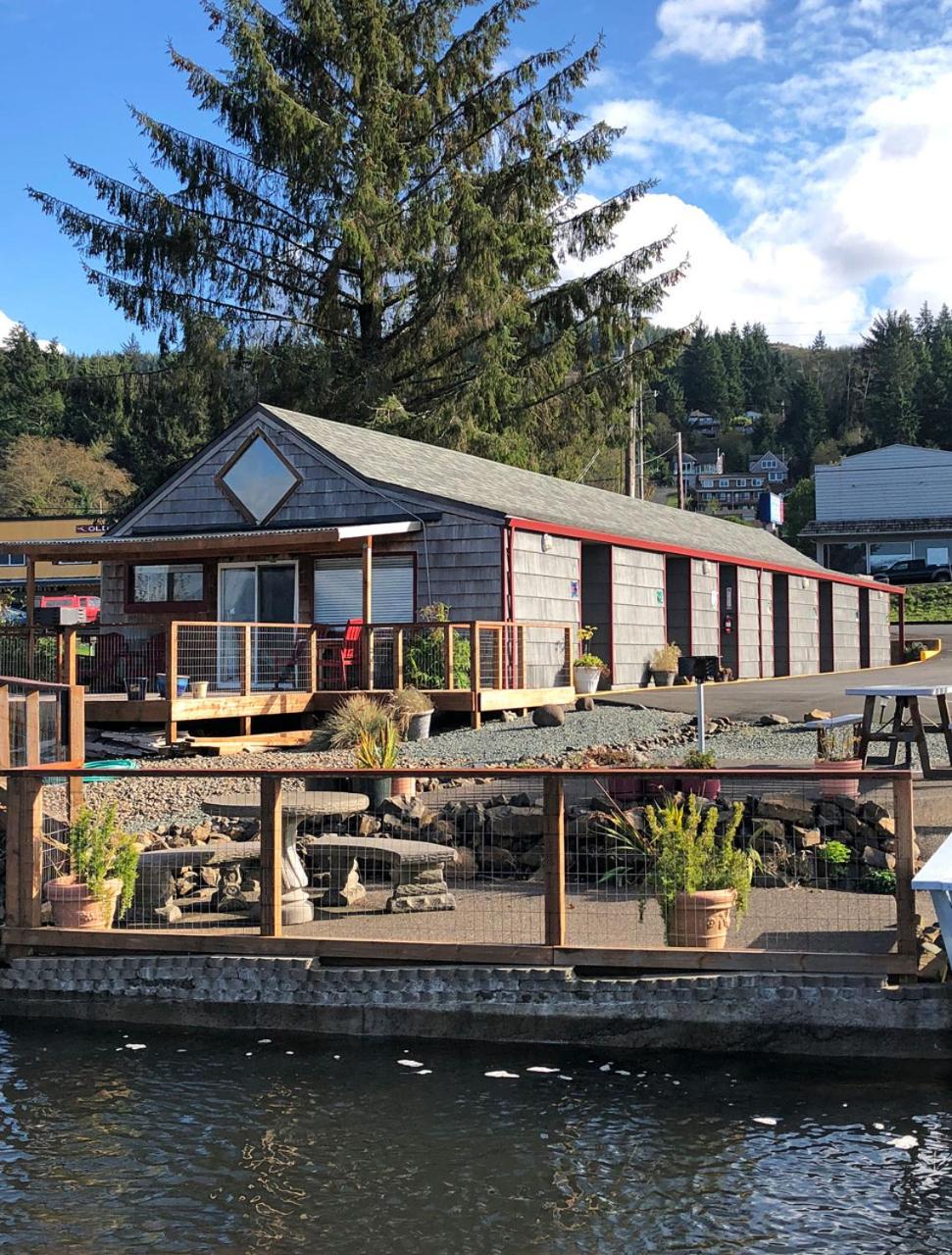 Wheeler on the Bay Lodge and Marina