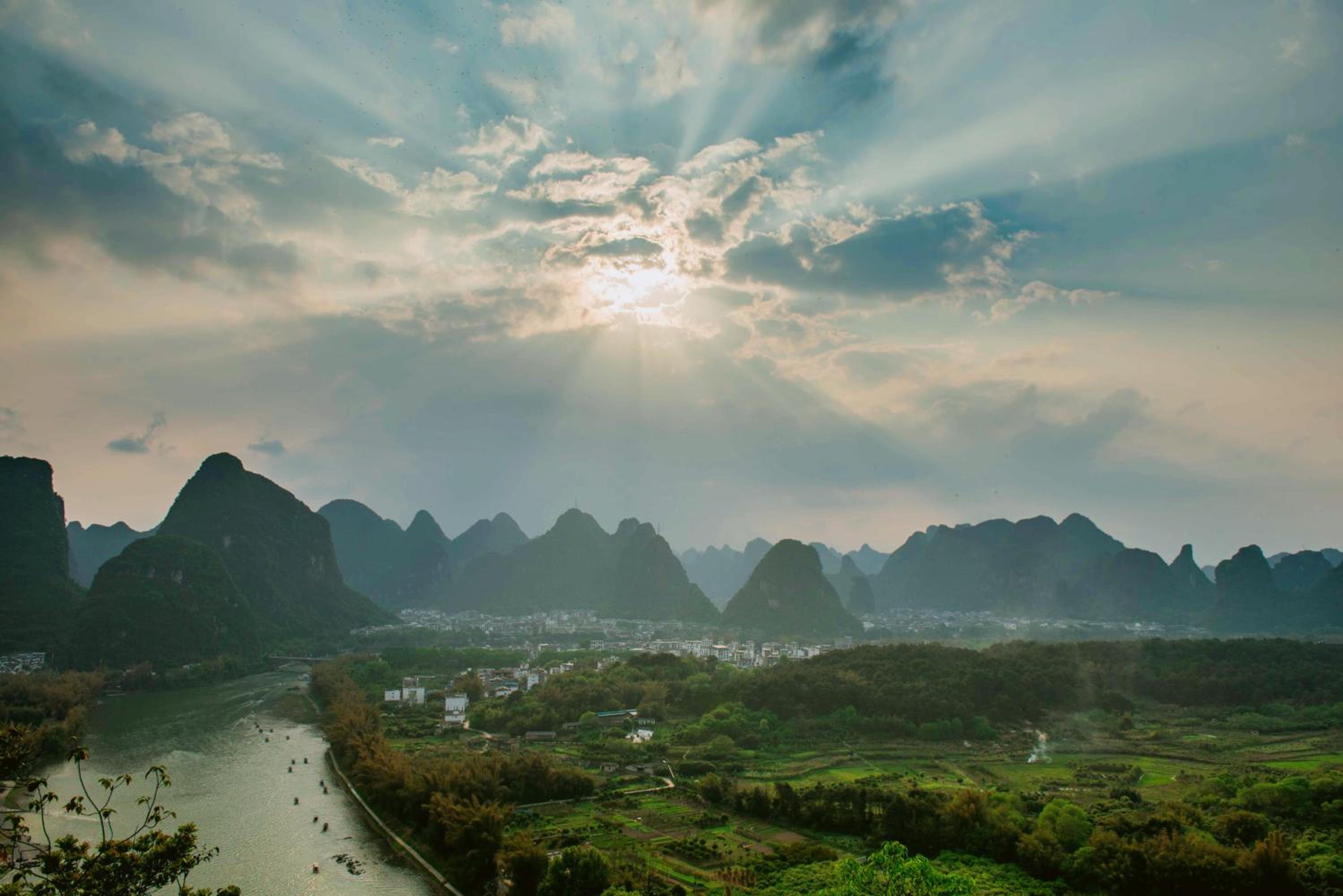 Yangshuo River Lodge Hotel--English speaking team&Swimming pool&Activties organized&Free pick up from Airport or TS over 3 nights