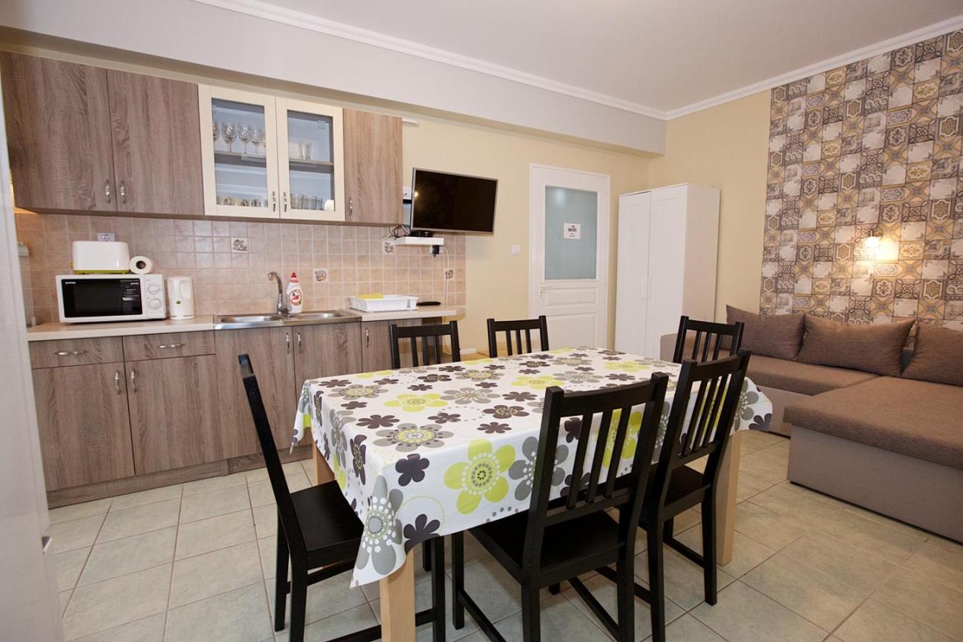Zoli Apartmanok-Timi Kölcsey 34-36 view 5