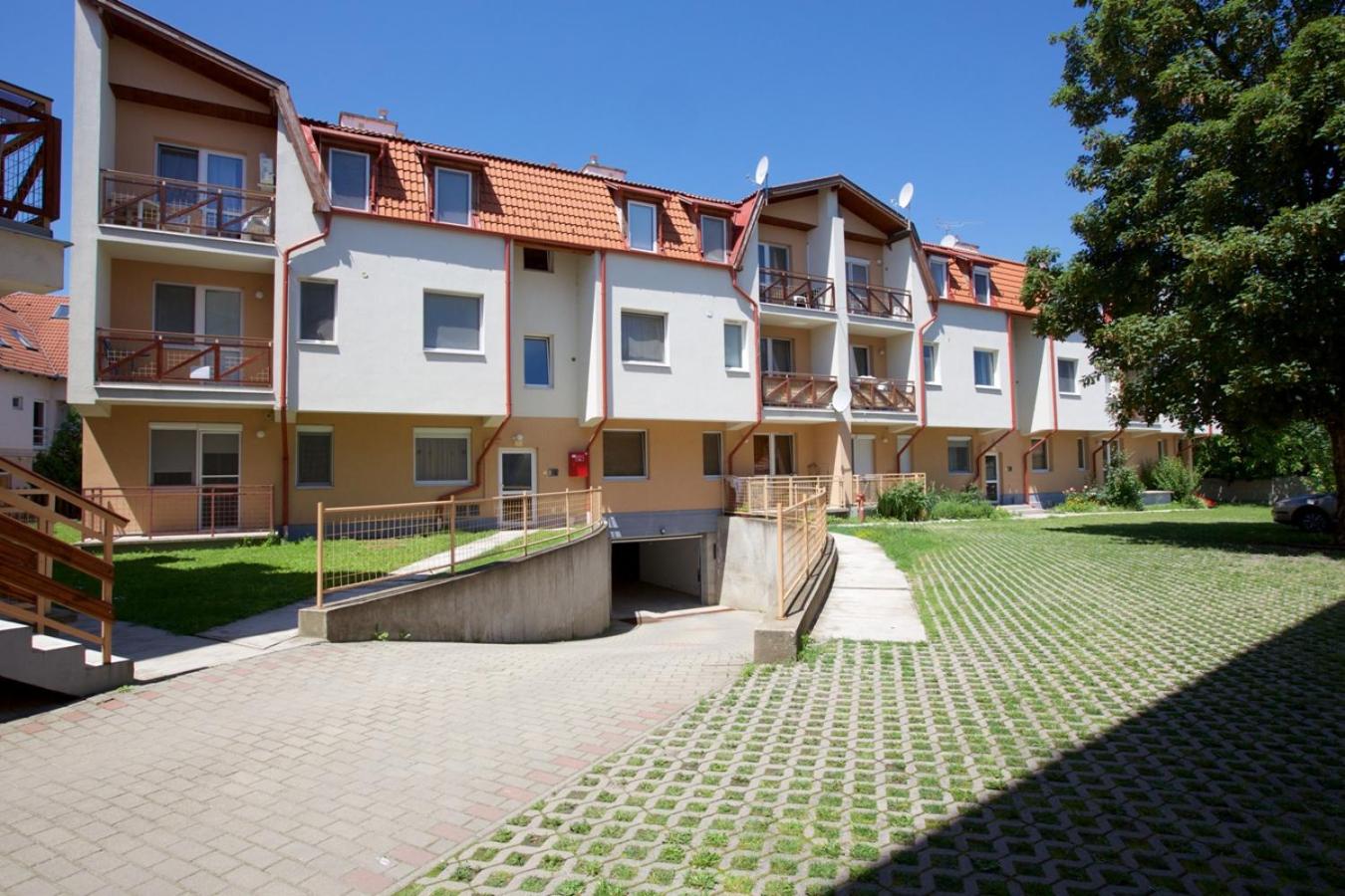 Zoli Apartmanok-Timi Kölcsey 34-36 view 3