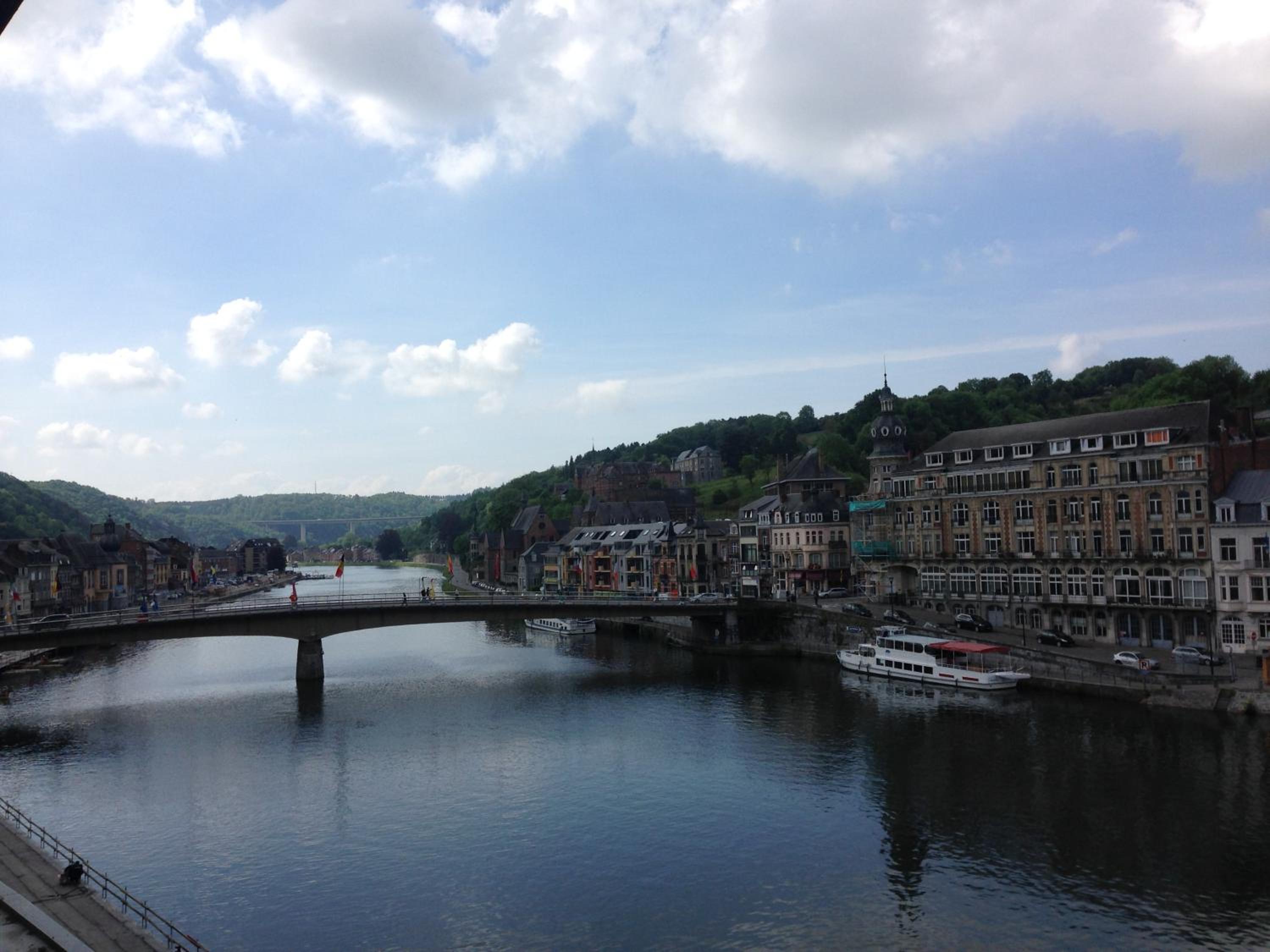 L'Inattendu "sur la croisette" Dinant centre view 2