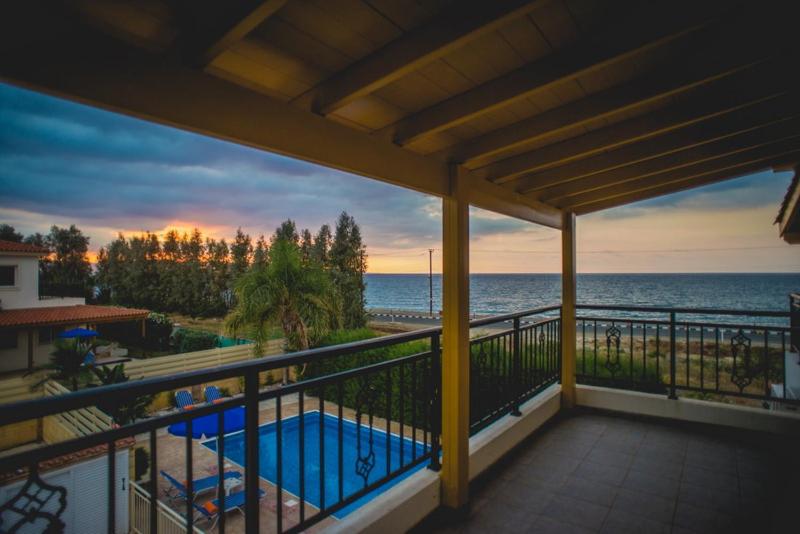 Beachfront Villa Thomas 5