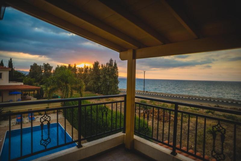 Beachfront Villa Thomas 5