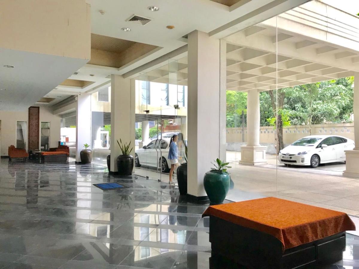 Twin Peaks Sukhumvit Suites