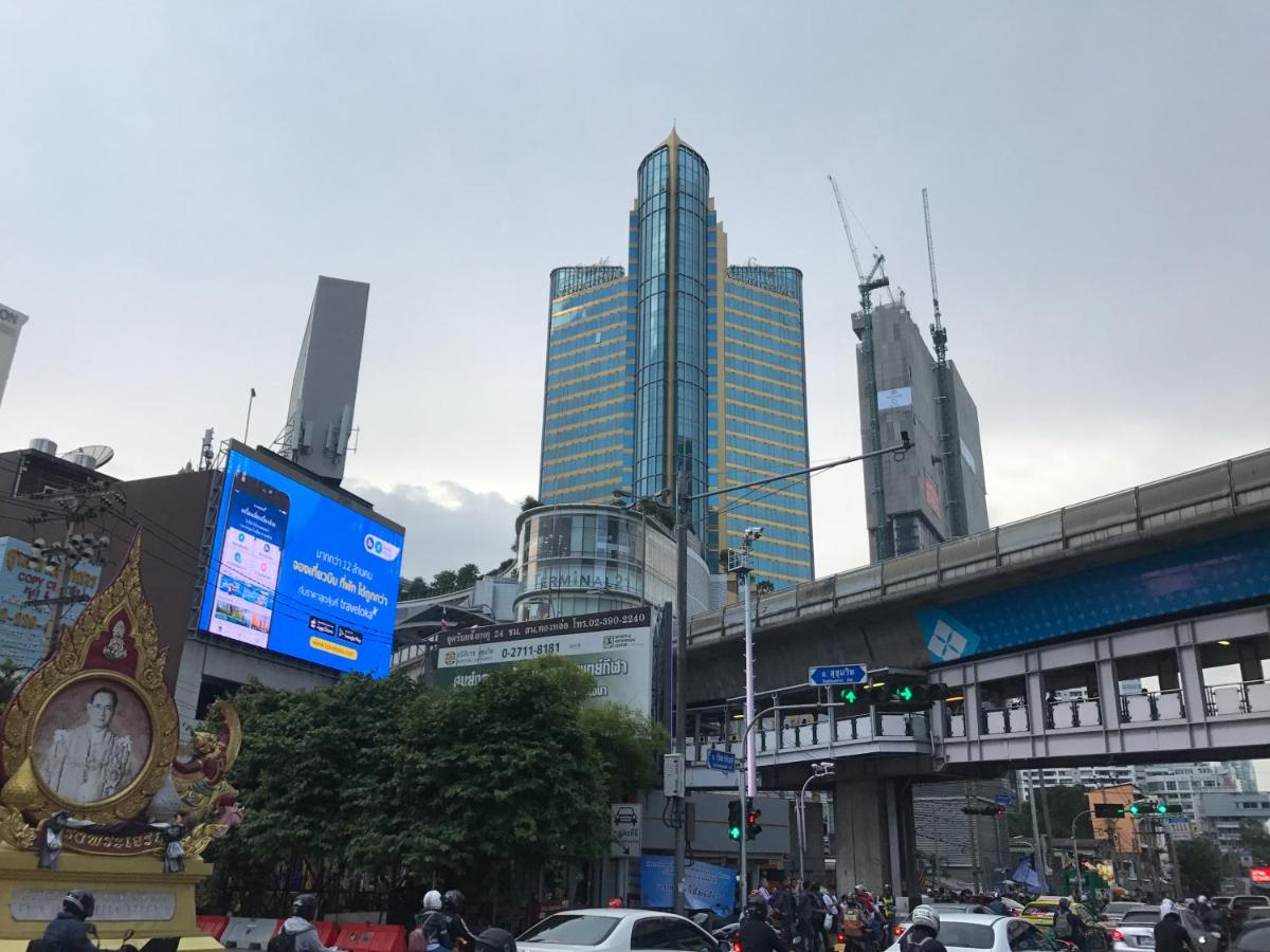 Twin Peaks Sukhumvit Suites