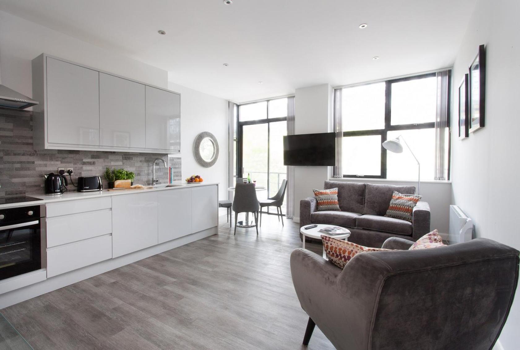 Cotels 7Zero1 Aparthotel - Unique Apartment building with friendly Reception - Sky Movies & Sports - Fitness Equipment in Apt - Pet Friendly - Private Gard view 2