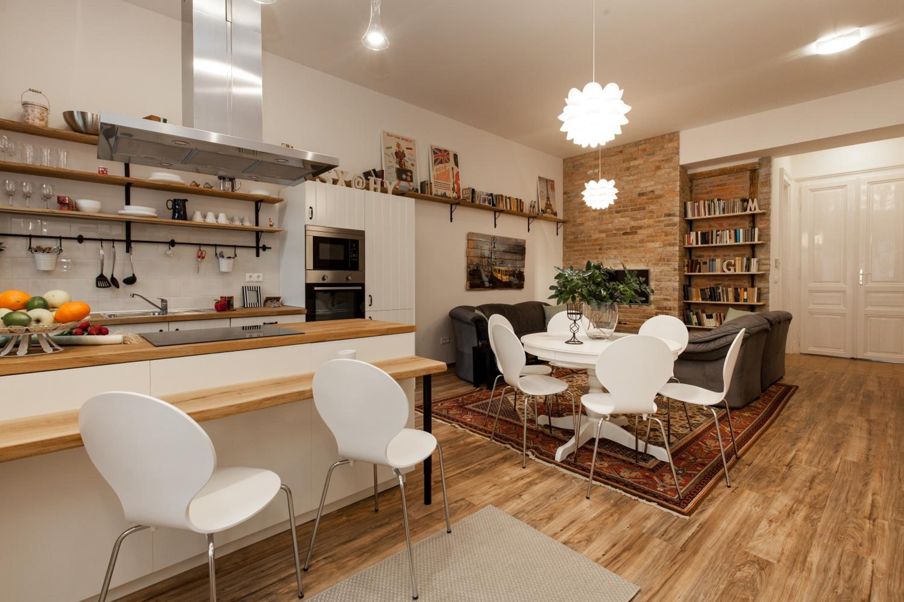 Annie's 3 bed and 3 bathroom apartment