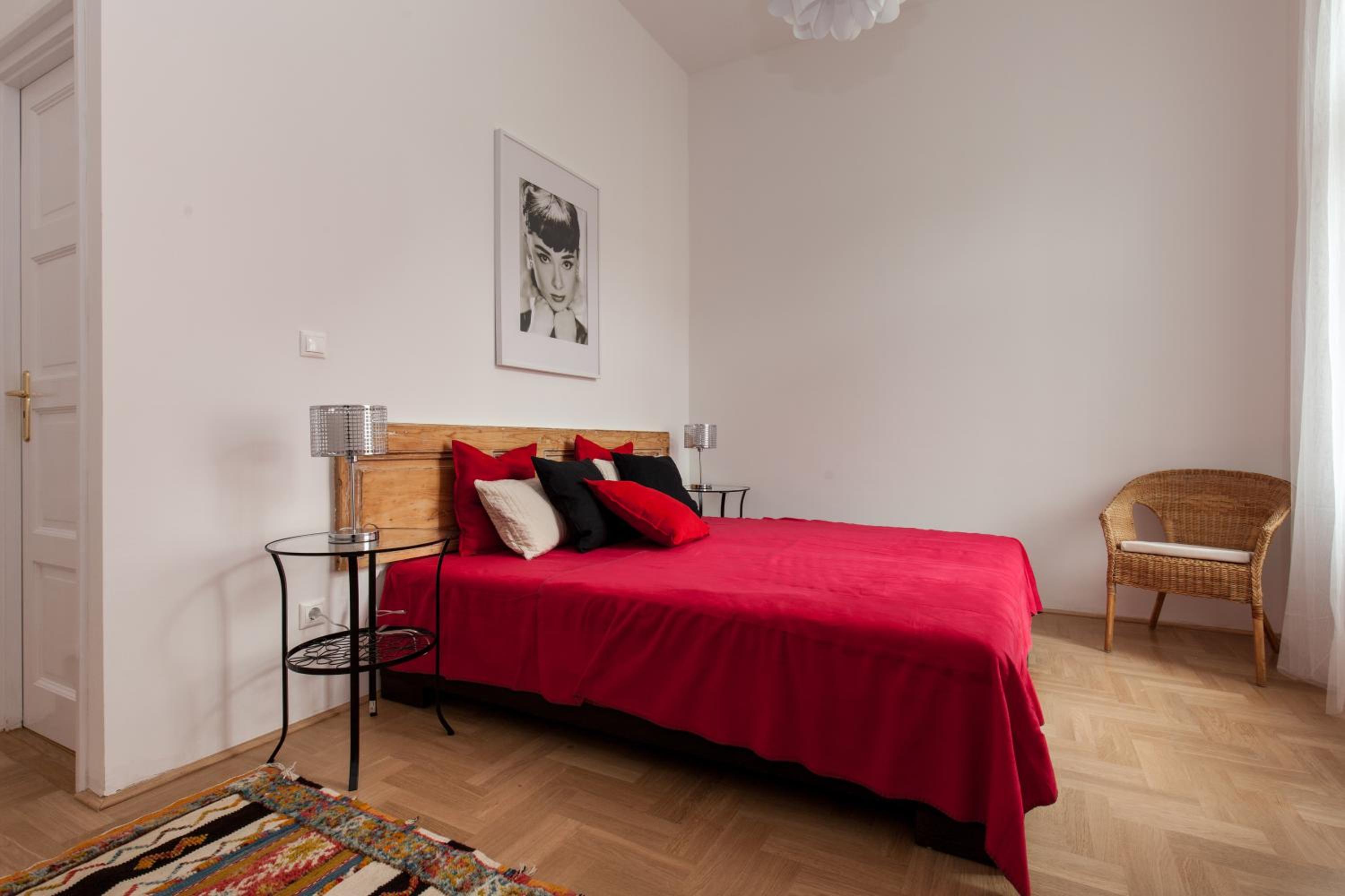 Annie's 3 bed and 3 bathroom apartment