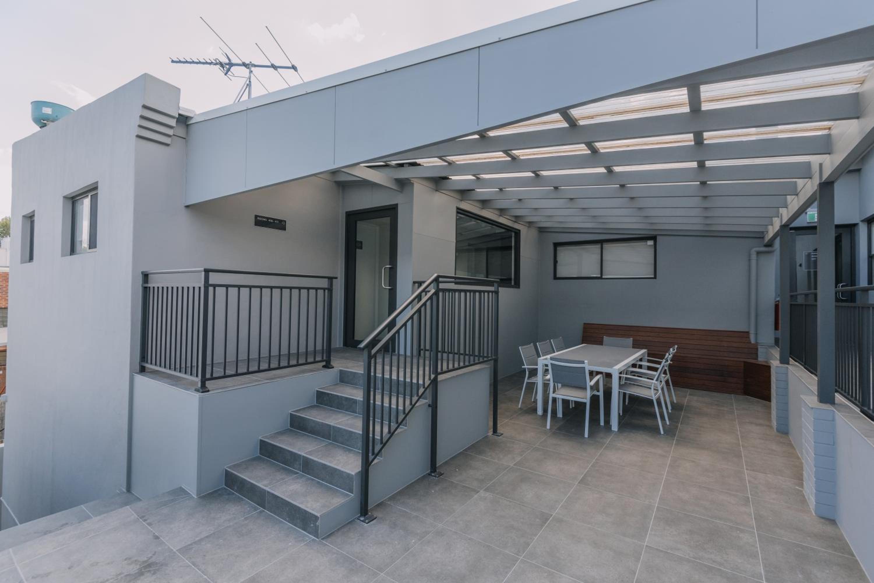 Hotel Studios On Beaumont - Image 1