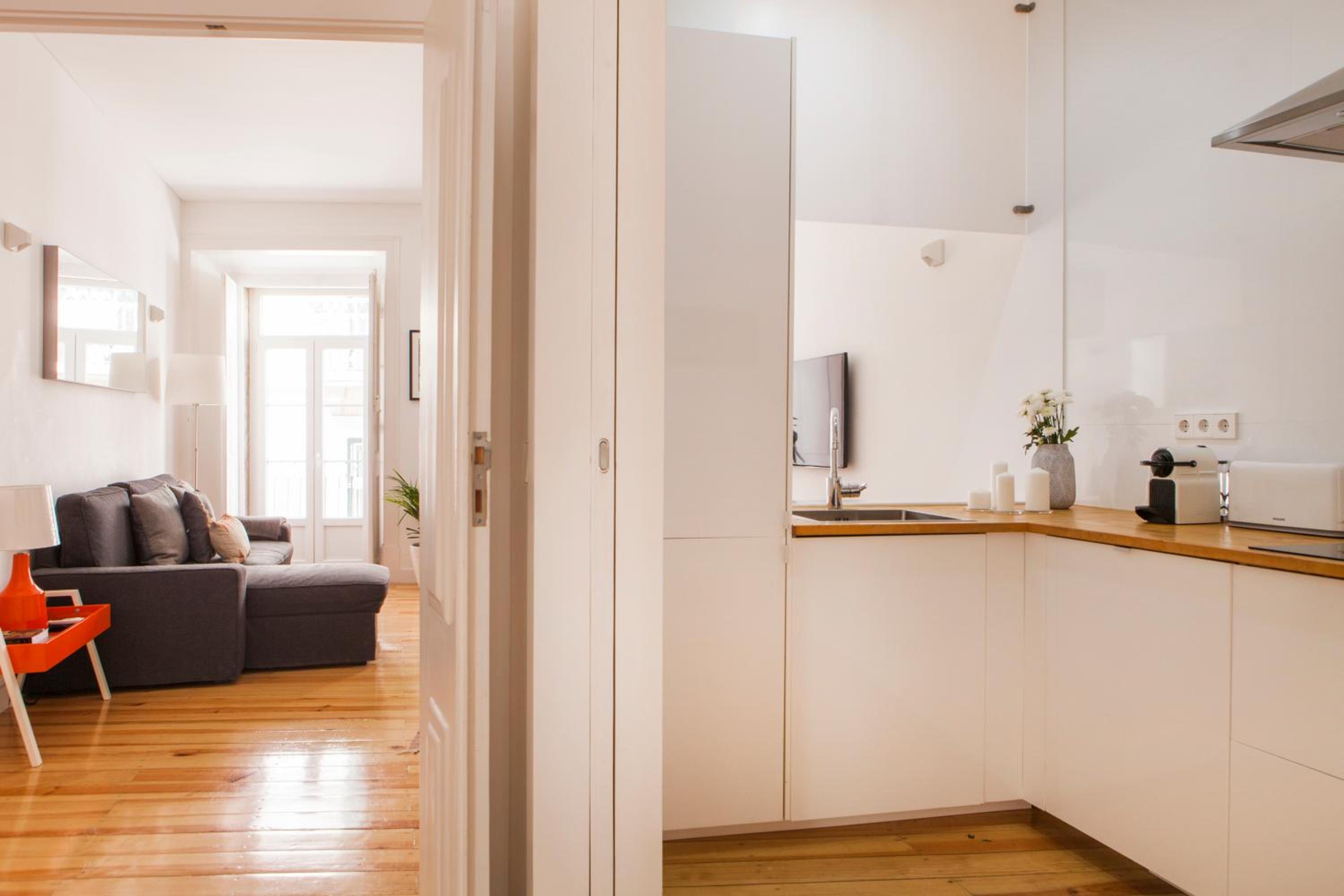 Cozy 1st Floor Flat Central Chiado District With Balconies and AC 19th Century building view 3