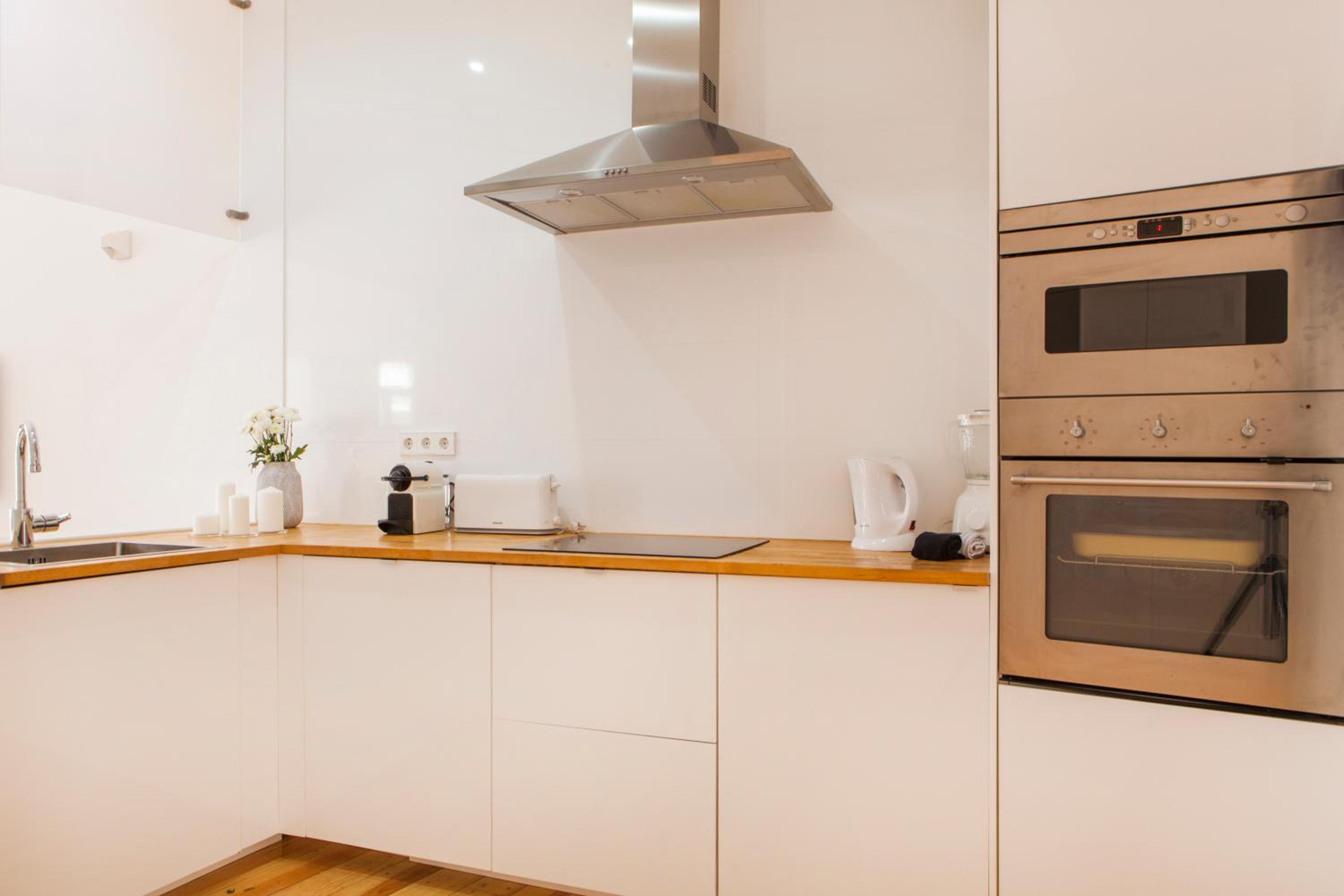Cozy 1st Floor Flat Central Chiado District With Balconies and AC 19th Century building view 4
